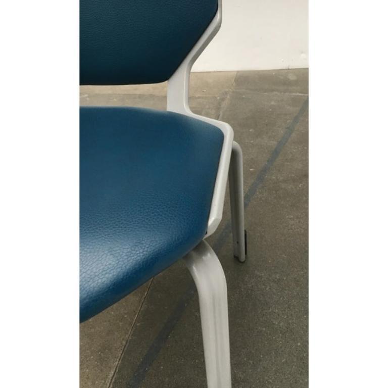 Ensemble de 2 chaises de salle à manger empilables allemandes en cuir de l'ère spatiale, 1970 Bon état - En vente à Hamburg, DE