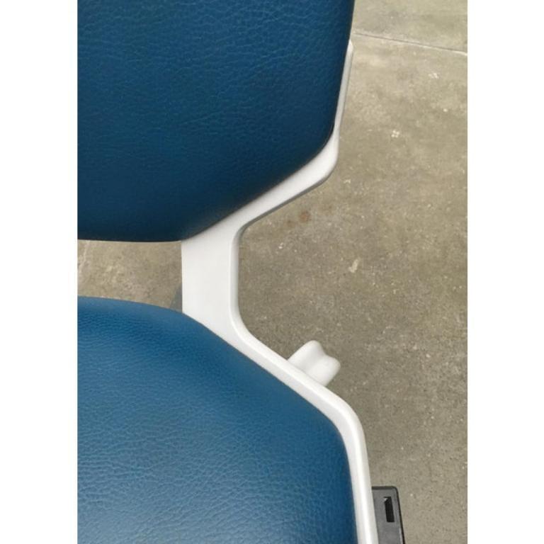 Ensemble de 2 chaises de salle à manger empilables allemandes en cuir de l'ère spatiale, 1970 en vente 1