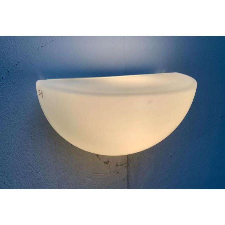 Plafonnier en verre du fabricant renommé cleaner.

Le détail le plus frappant de cette lampe est le diffuseur en verre en forme d'hémisphère. La texture et la forme du verre rappellent la surface de la lune couverte de cratères et agit à la fois à