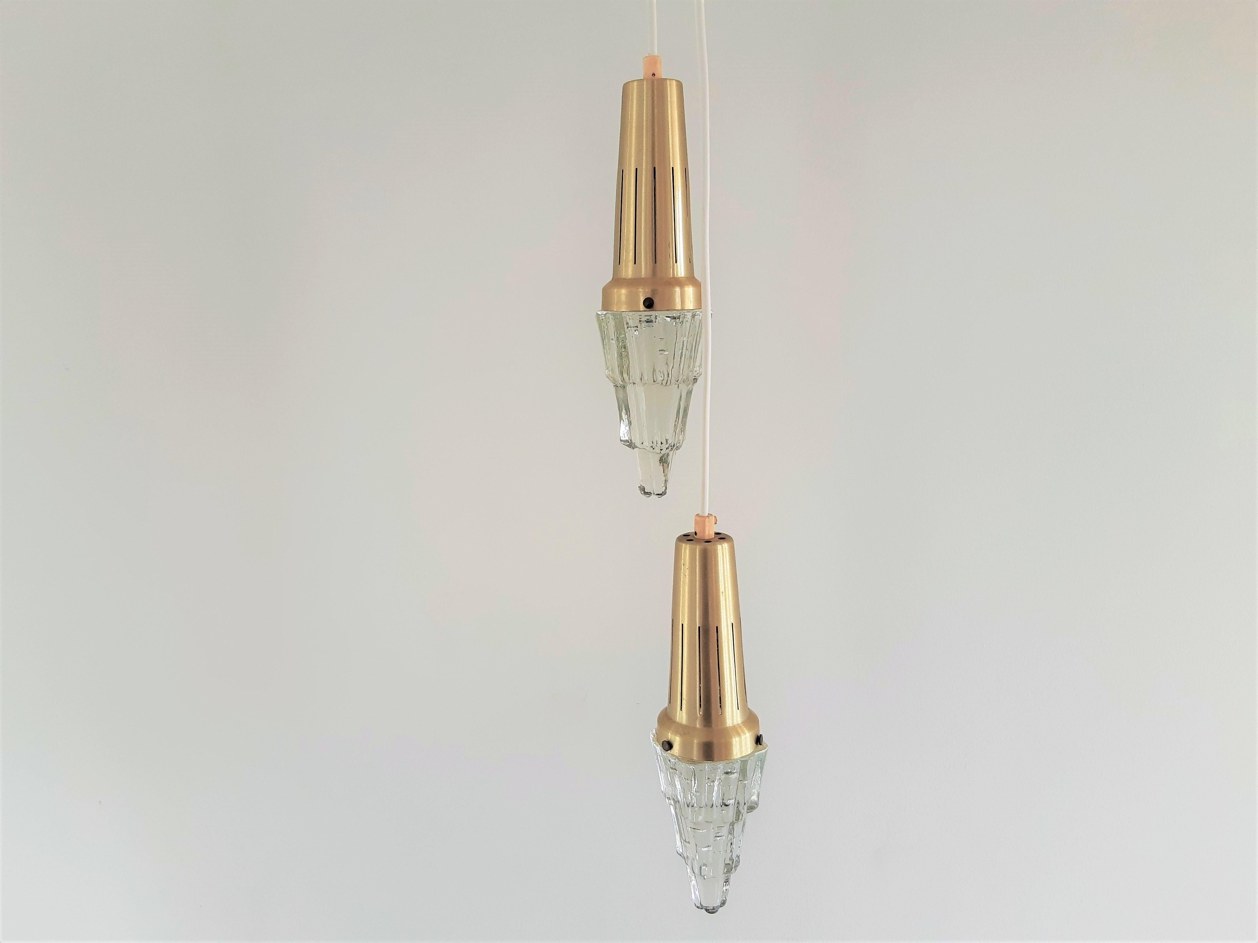 Set of 2 vintage glass & brass icicle pendant lamps for Vitrika, Denmark In Good Condition For Sale In Steenwijk, NL