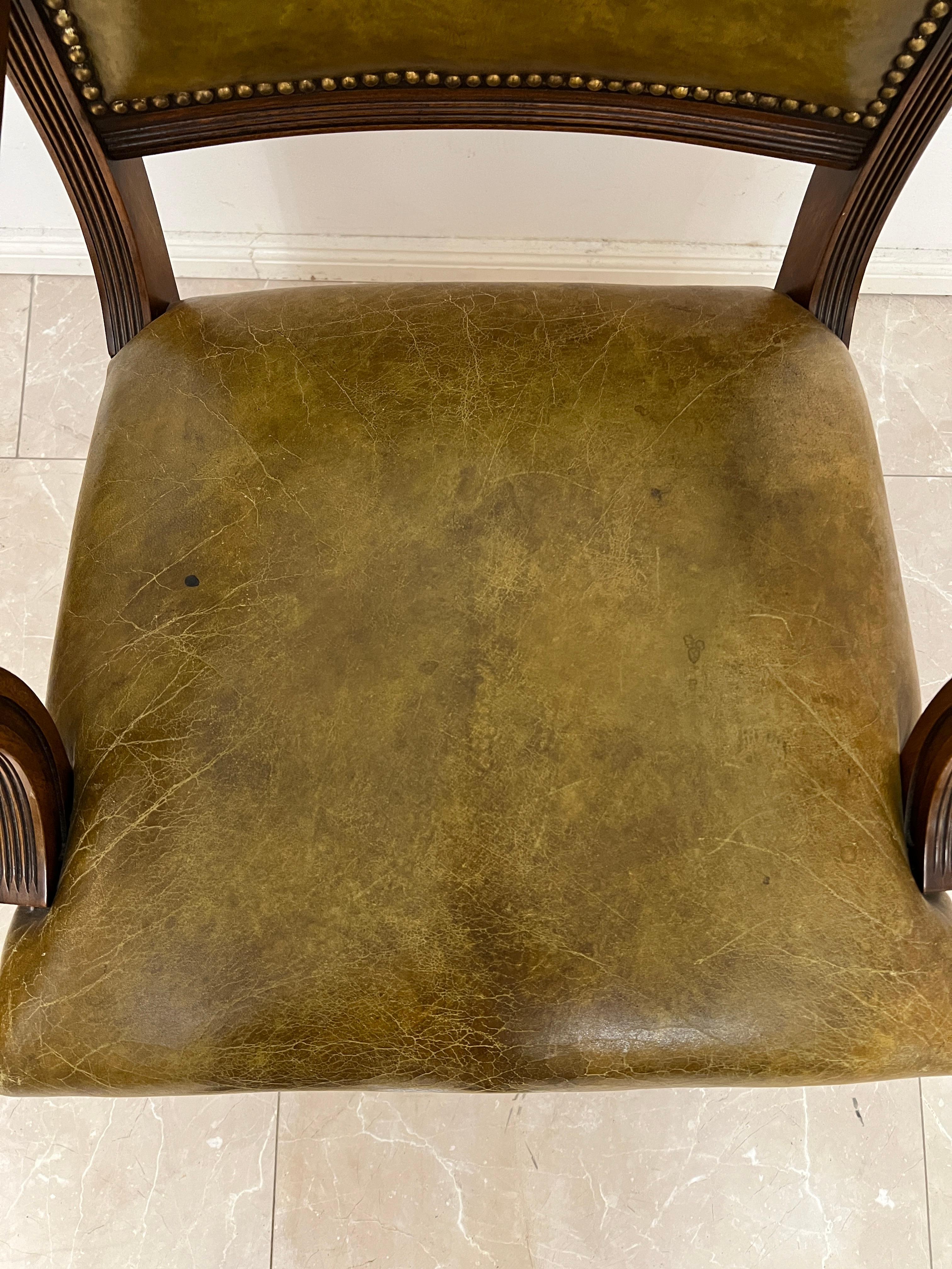 Ensemble de 2 fauteuils Chesterfield / Chippendale en cuir vintage vert / Brown en vente 5