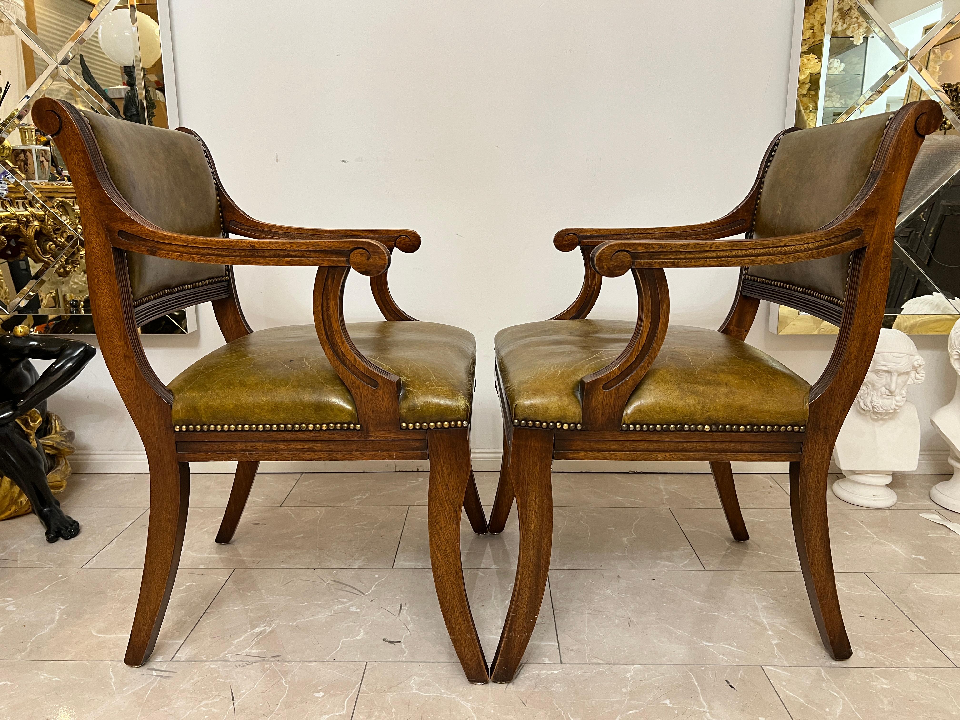 Ensemble de 2 fauteuils Chesterfield / Chippendale en cuir vintage vert / Brown en vente 7