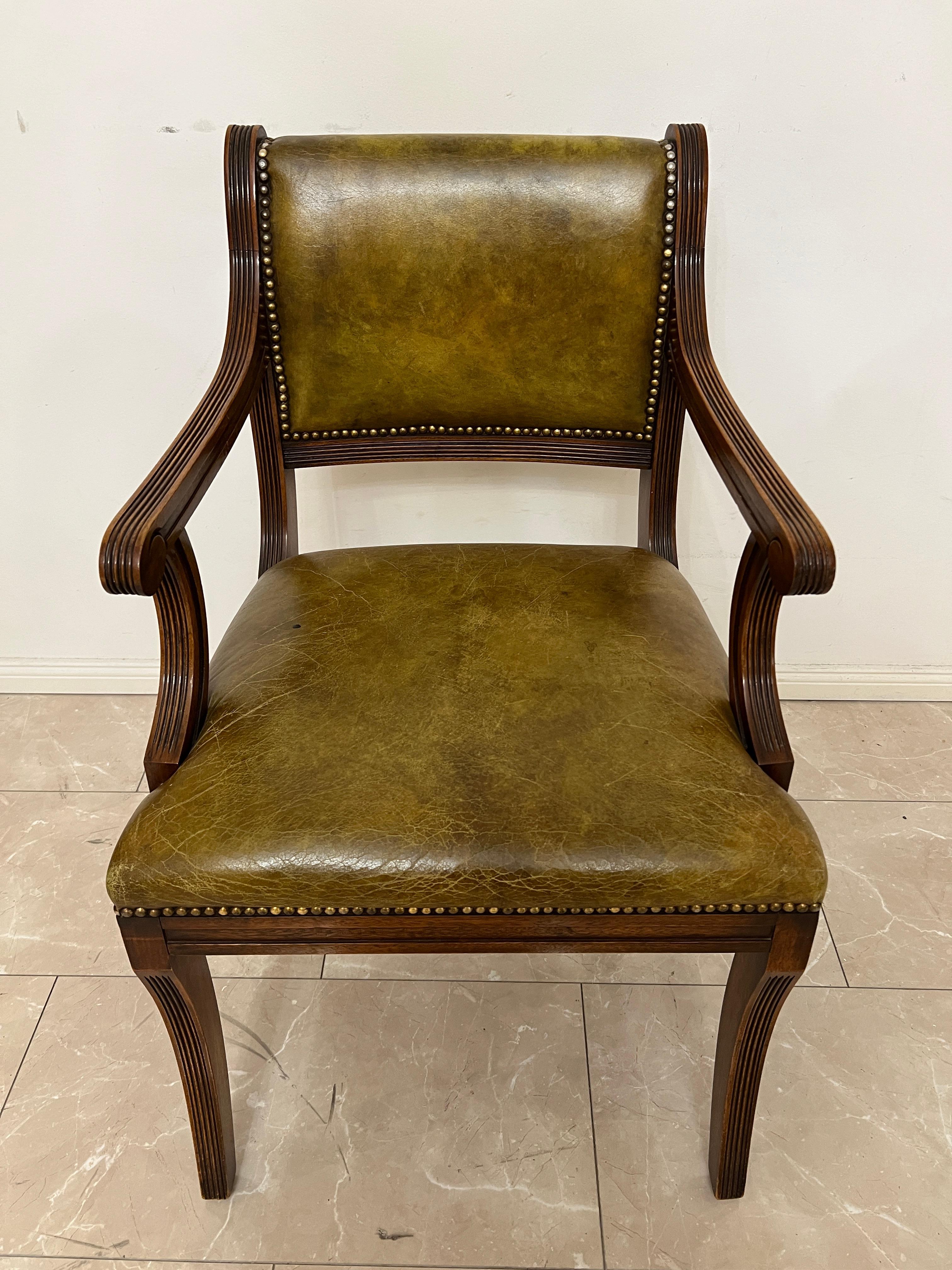 Anglais Ensemble de 2 fauteuils Chesterfield / Chippendale en cuir vintage vert / Brown en vente