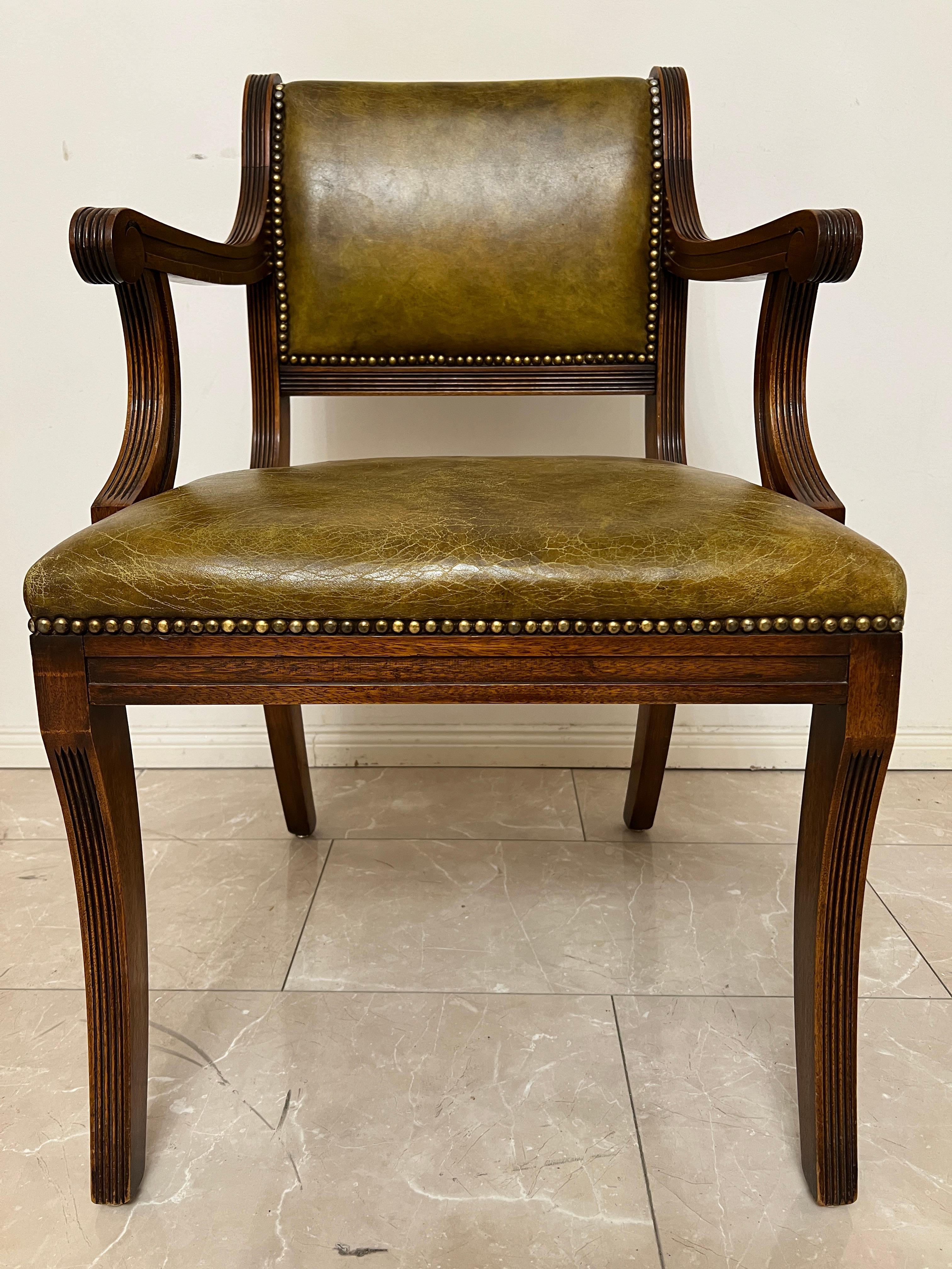 Ensemble de 2 fauteuils Chesterfield / Chippendale en cuir vintage vert / Brown Bon état - En vente à Berlin, DE