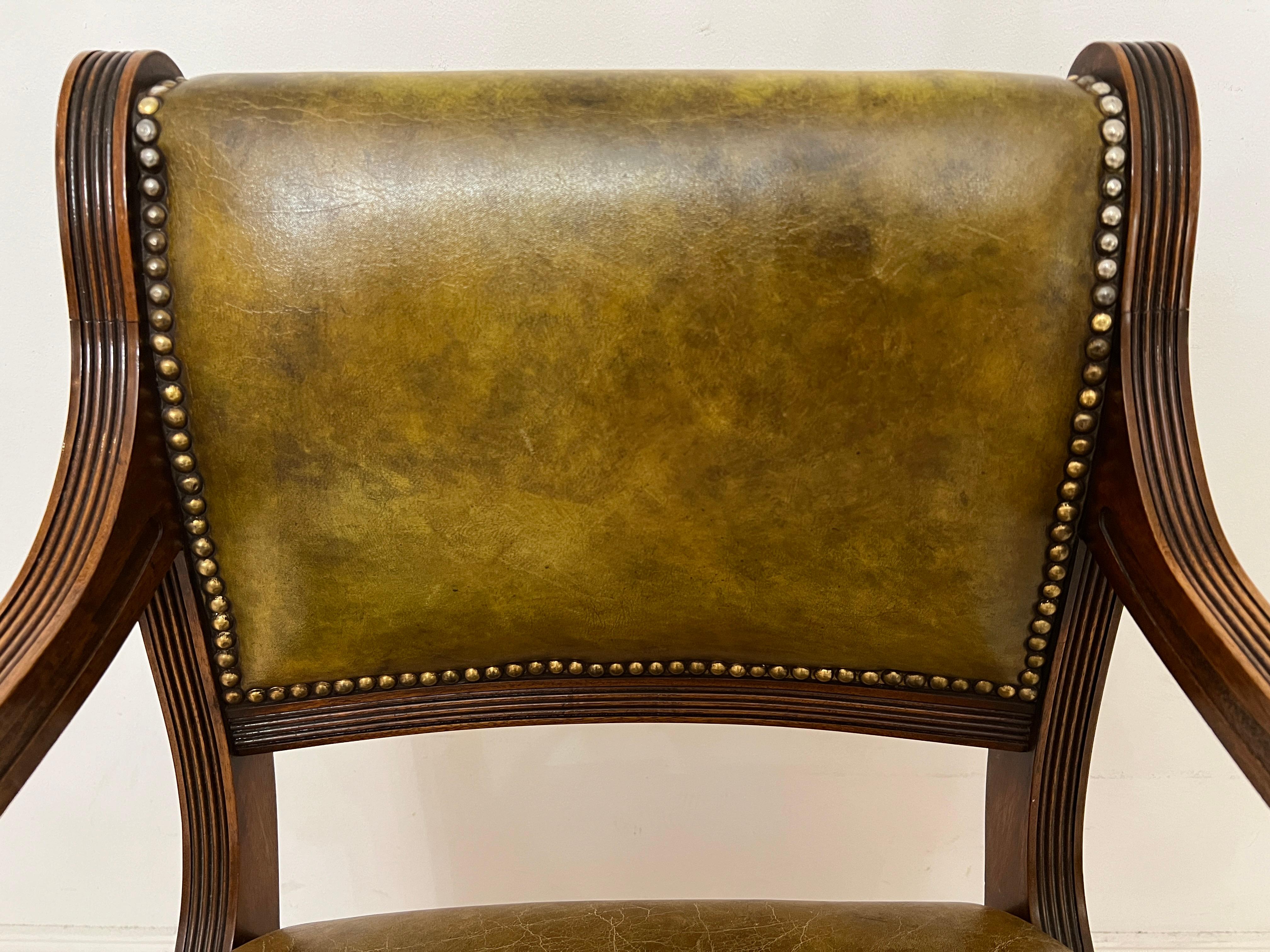 20ième siècle Ensemble de 2 fauteuils Chesterfield / Chippendale en cuir vintage vert / Brown en vente