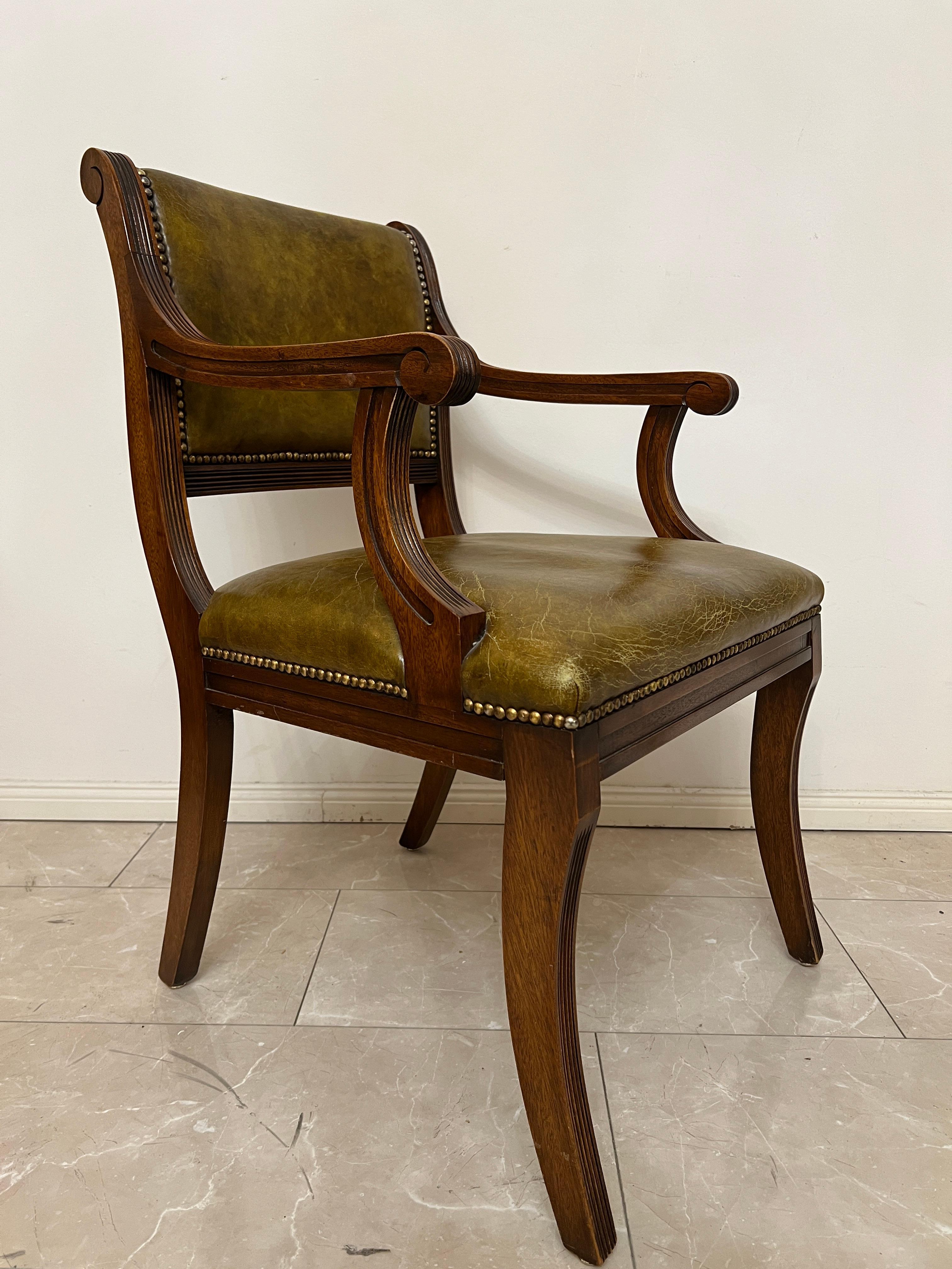Ensemble de 2 fauteuils Chesterfield / Chippendale en cuir vintage vert / Brown en vente 1