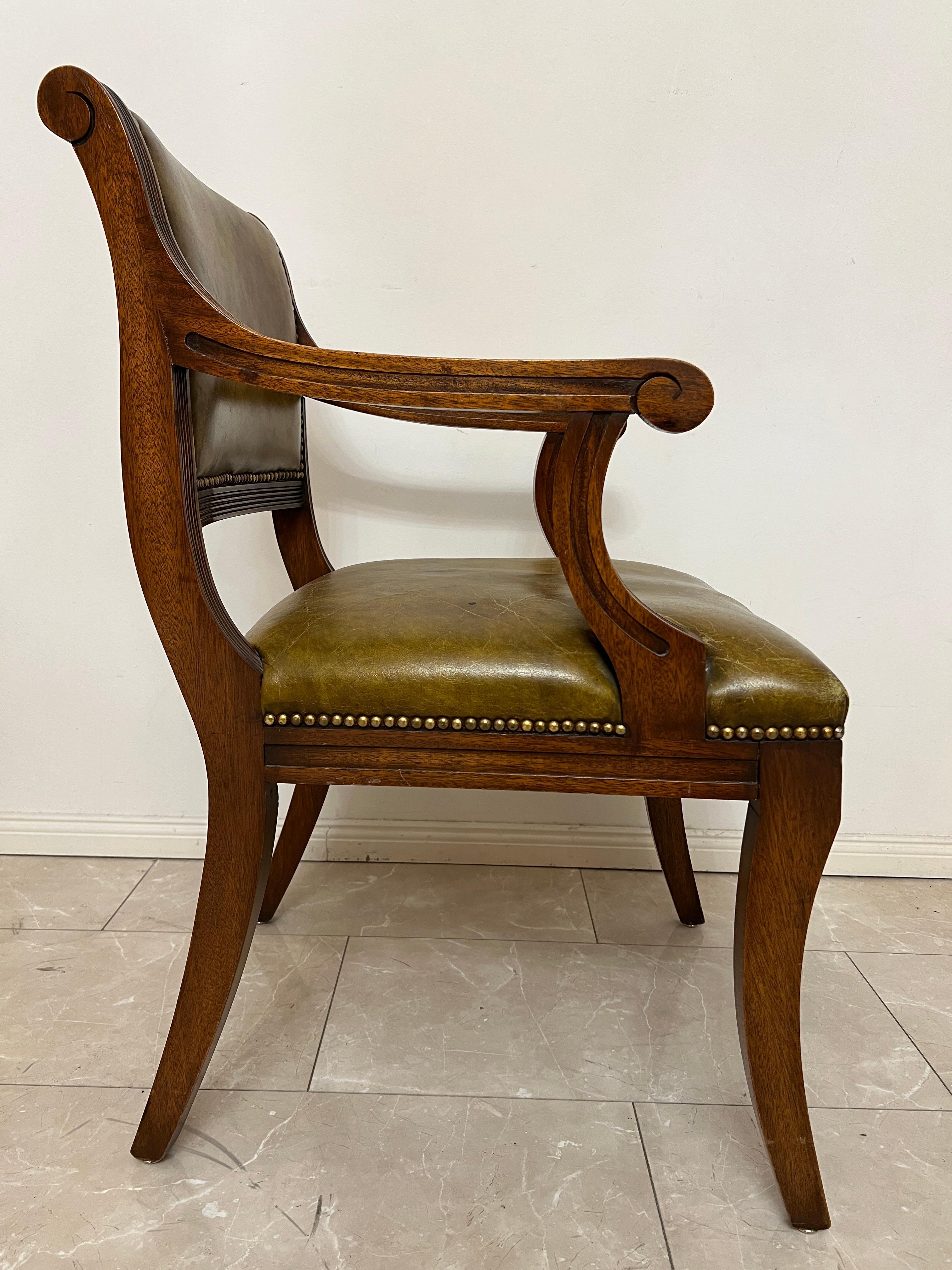 Ensemble de 2 fauteuils Chesterfield / Chippendale en cuir vintage vert / Brown en vente 3