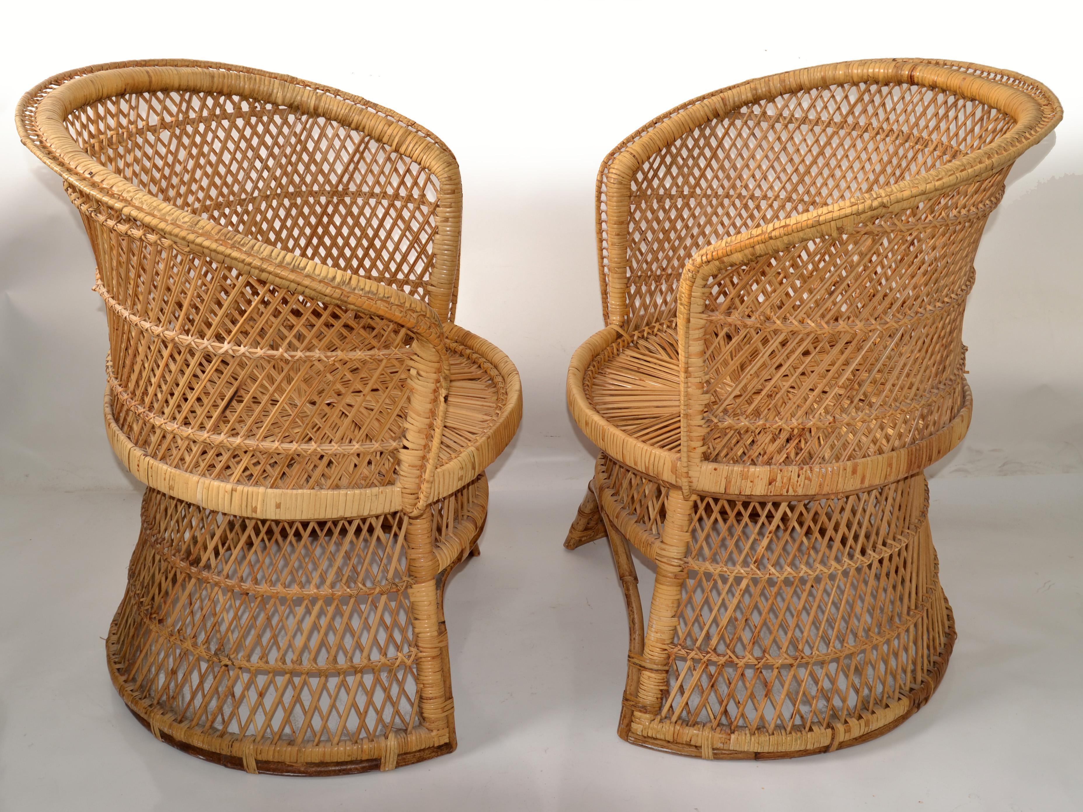 Ensemble vintage de deux fauteuils en rotin, bambou et osier. Ces chaises sont fabriquées à la main avec des sièges en canne, des cadres en bambou et des motifs en bambou d'inspiration chinoise. Les dossiers sont conçus avec un motif extraordinaire,