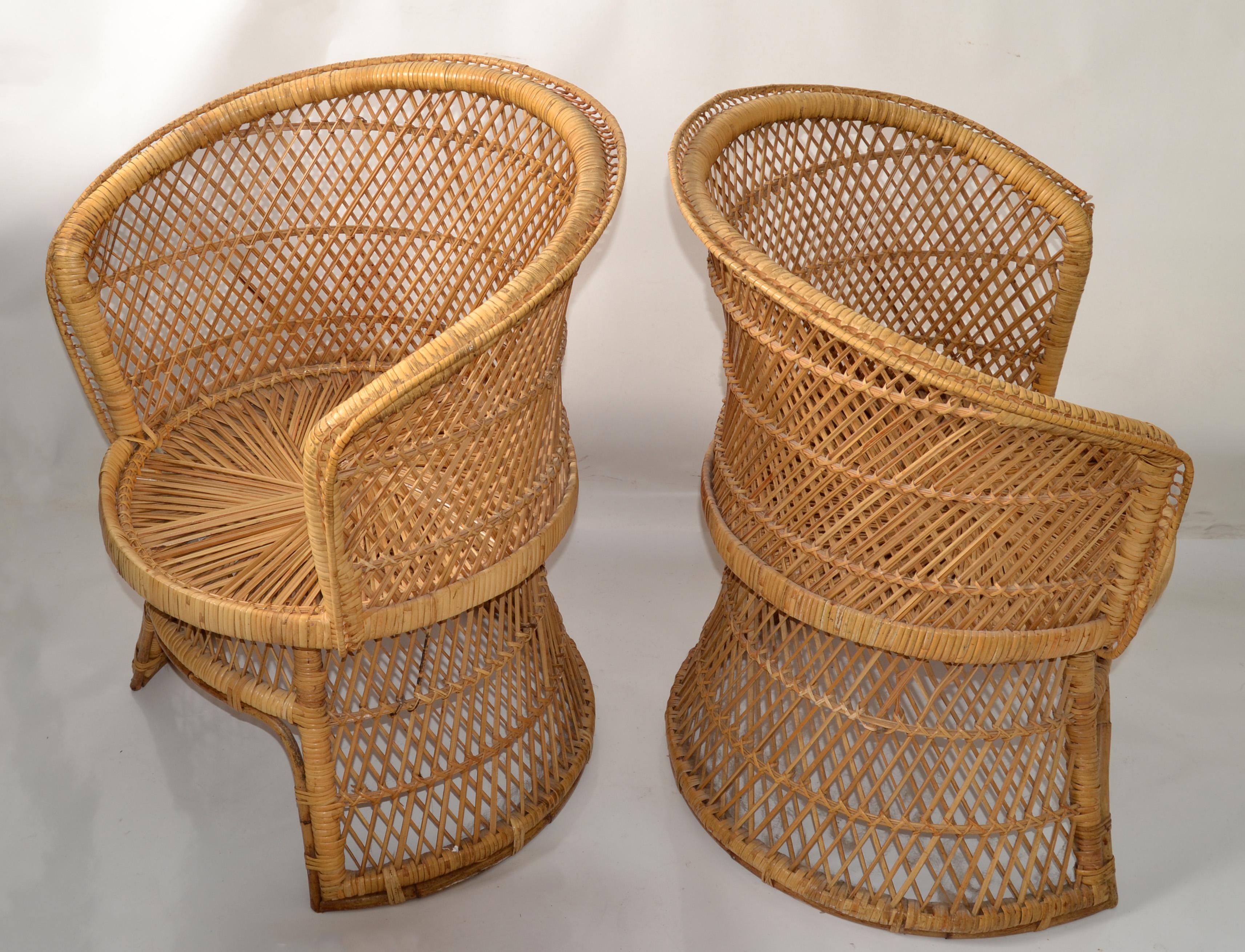 Exportation chinoise Ensemble de 2 fauteuils vintage en rotin et bambou de style chinoiserie tissés et fabriqués à la main en vente