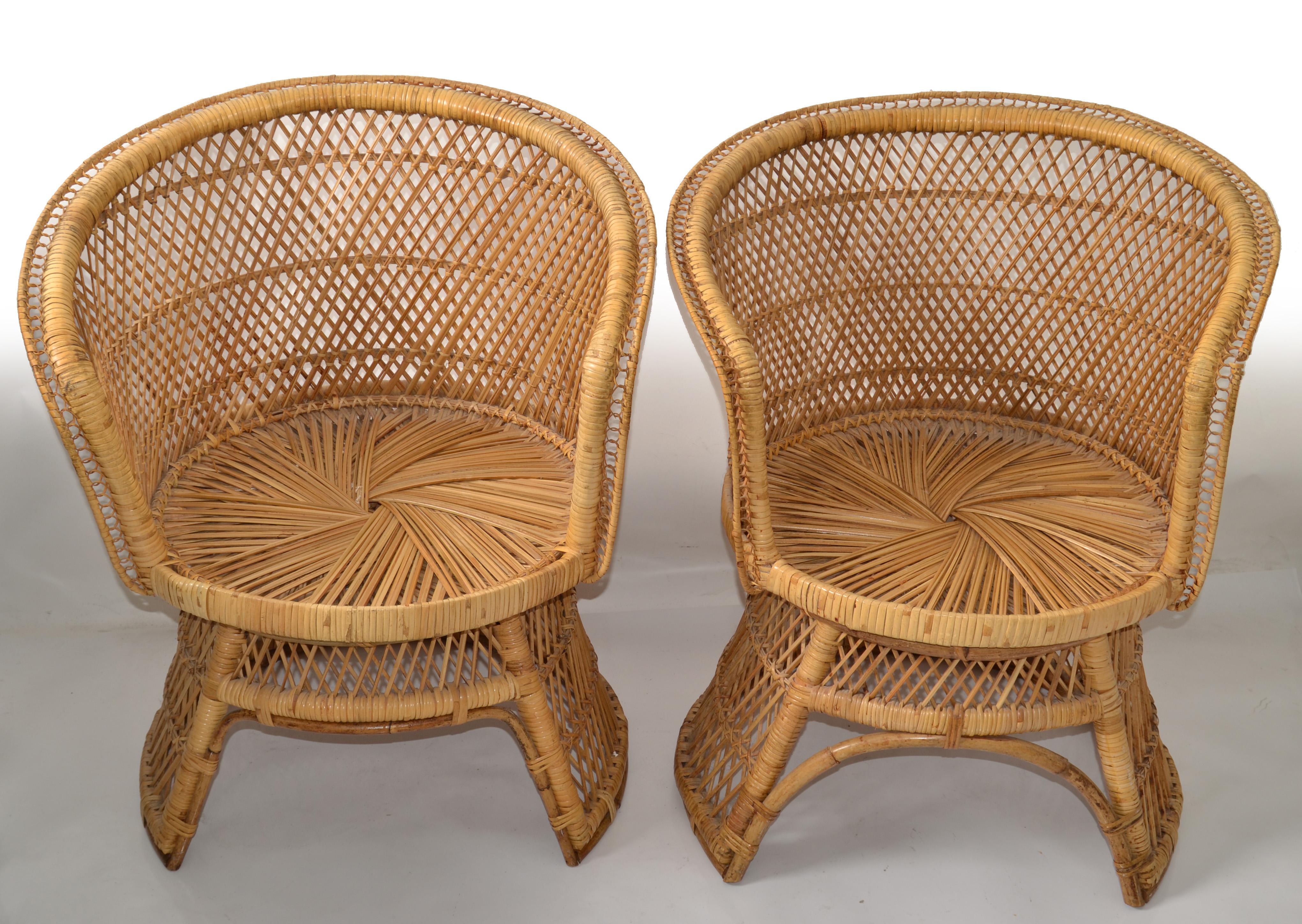 Philippin Ensemble de 2 fauteuils vintage en rotin et bambou de style chinoiserie tissés et fabriqués à la main en vente