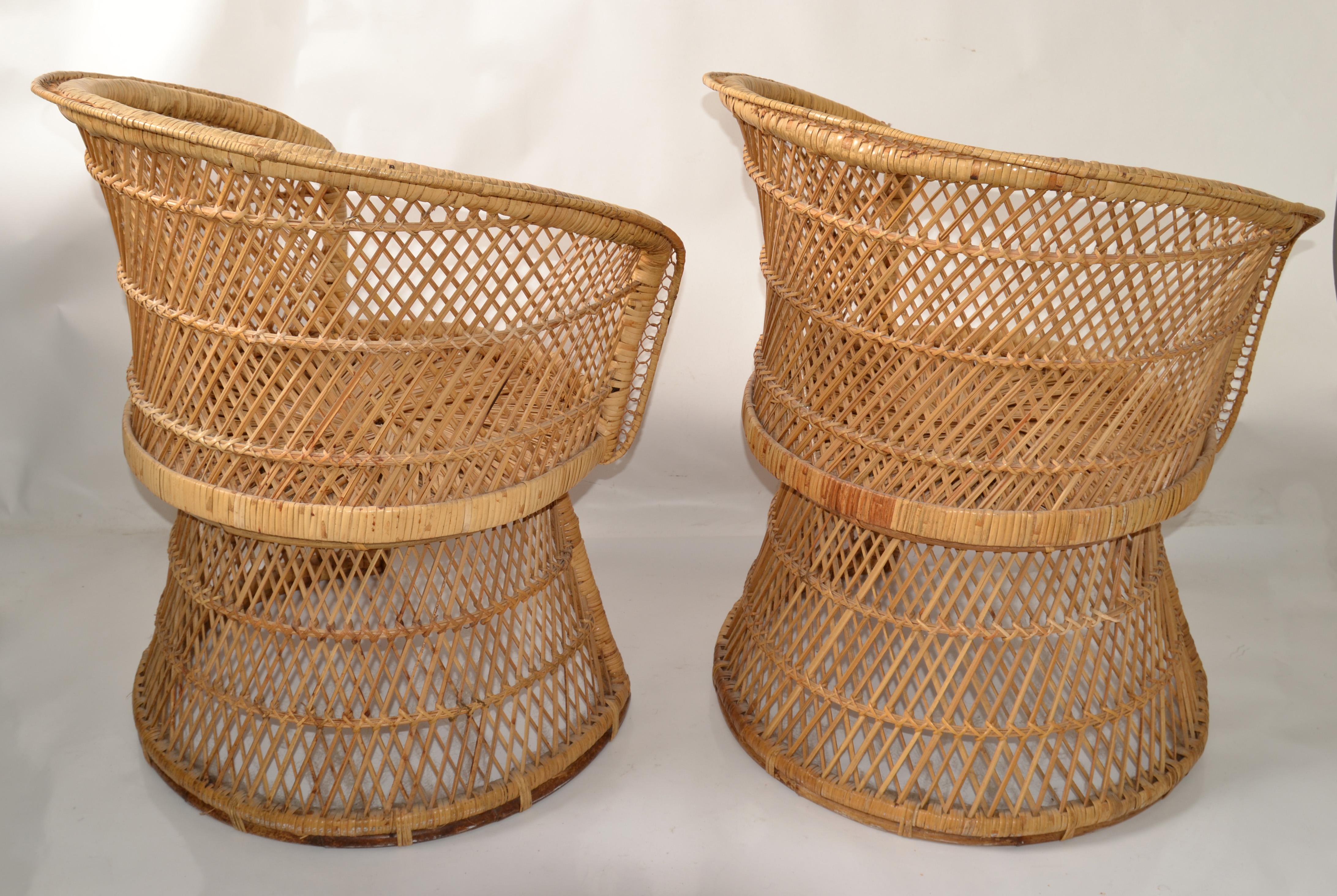Fait main Ensemble de 2 fauteuils vintage en rotin et bambou de style chinoiserie tissés et fabriqués à la main en vente
