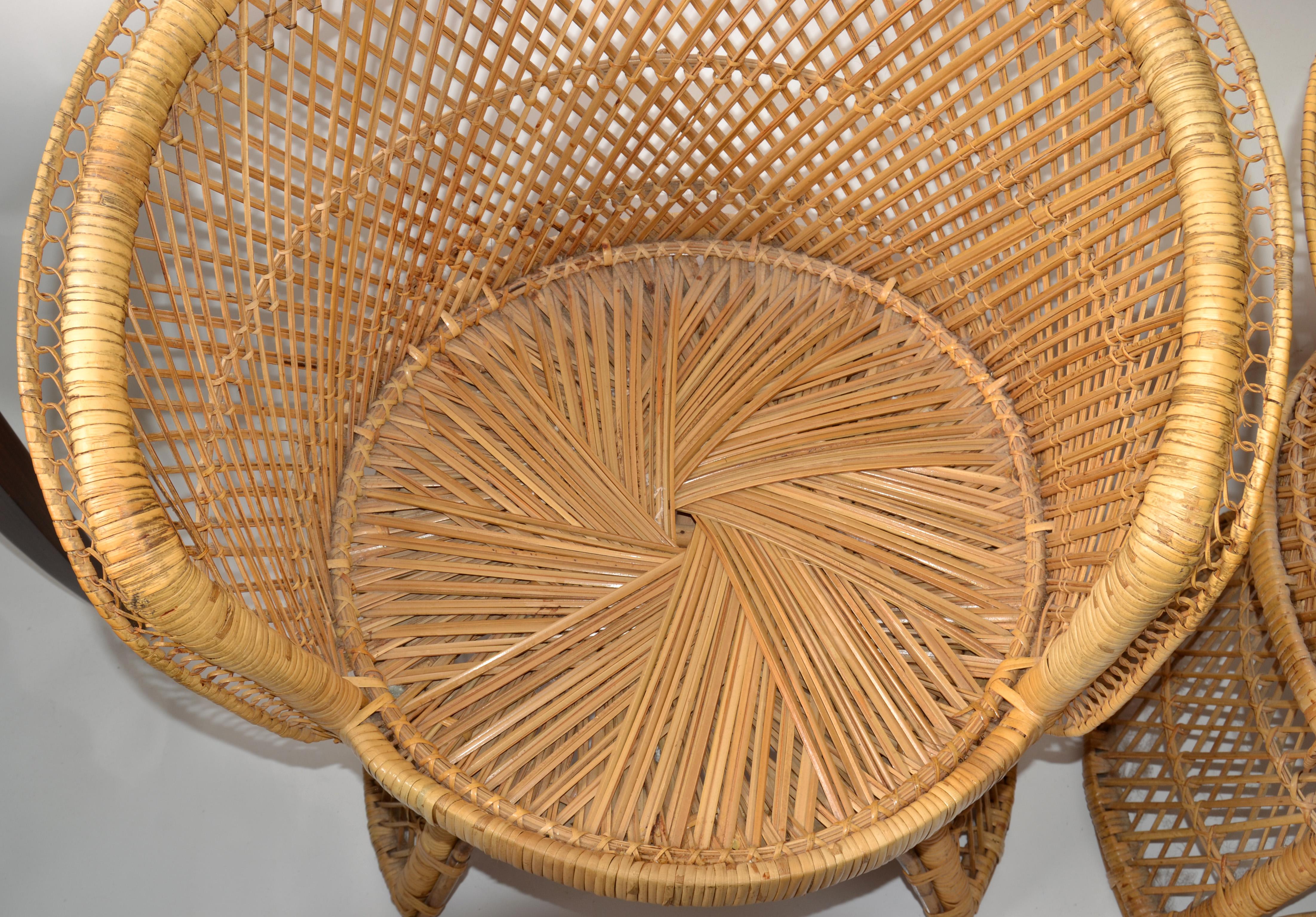 20ième siècle Ensemble de 2 fauteuils vintage en rotin et bambou de style chinoiserie tissés et fabriqués à la main en vente