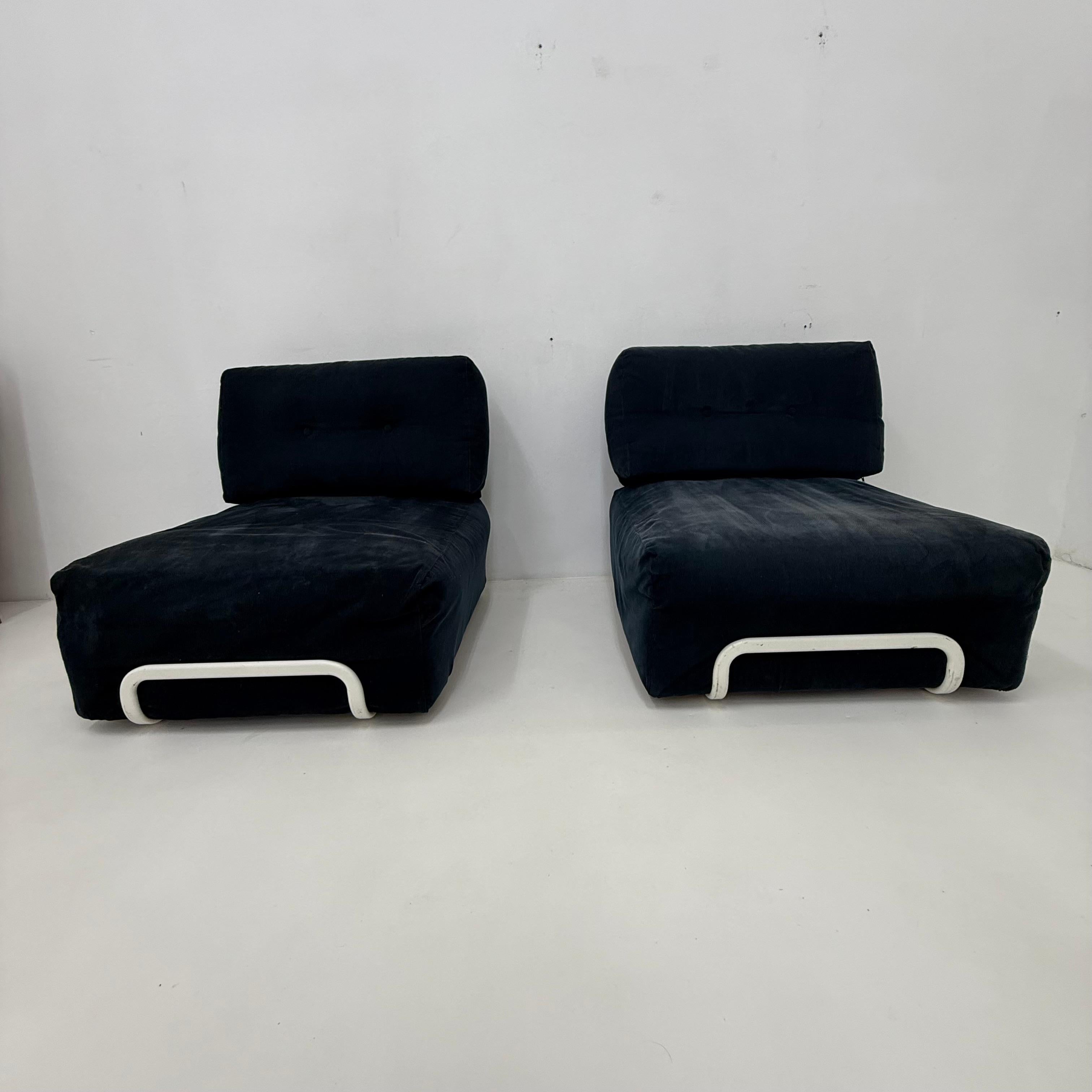 Dimensions : 75cm Largeur, 75cm Hauteur, 95cm Profondeur
Condit : Bon, le tissu s'est un peu décoloré
Couleur : bleu foncé, blanc
Matière : Tissu, métal, bois