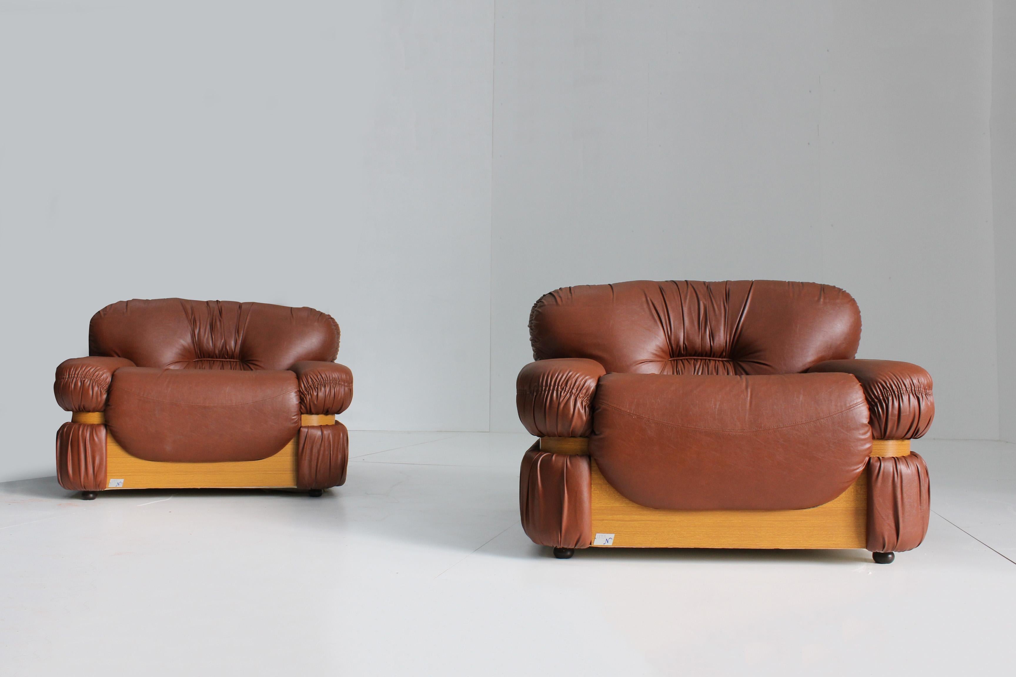 Set aus 2 italienischen Vintage-Sesseln aus cognacfarbenem Kunstleder im Angebot 5