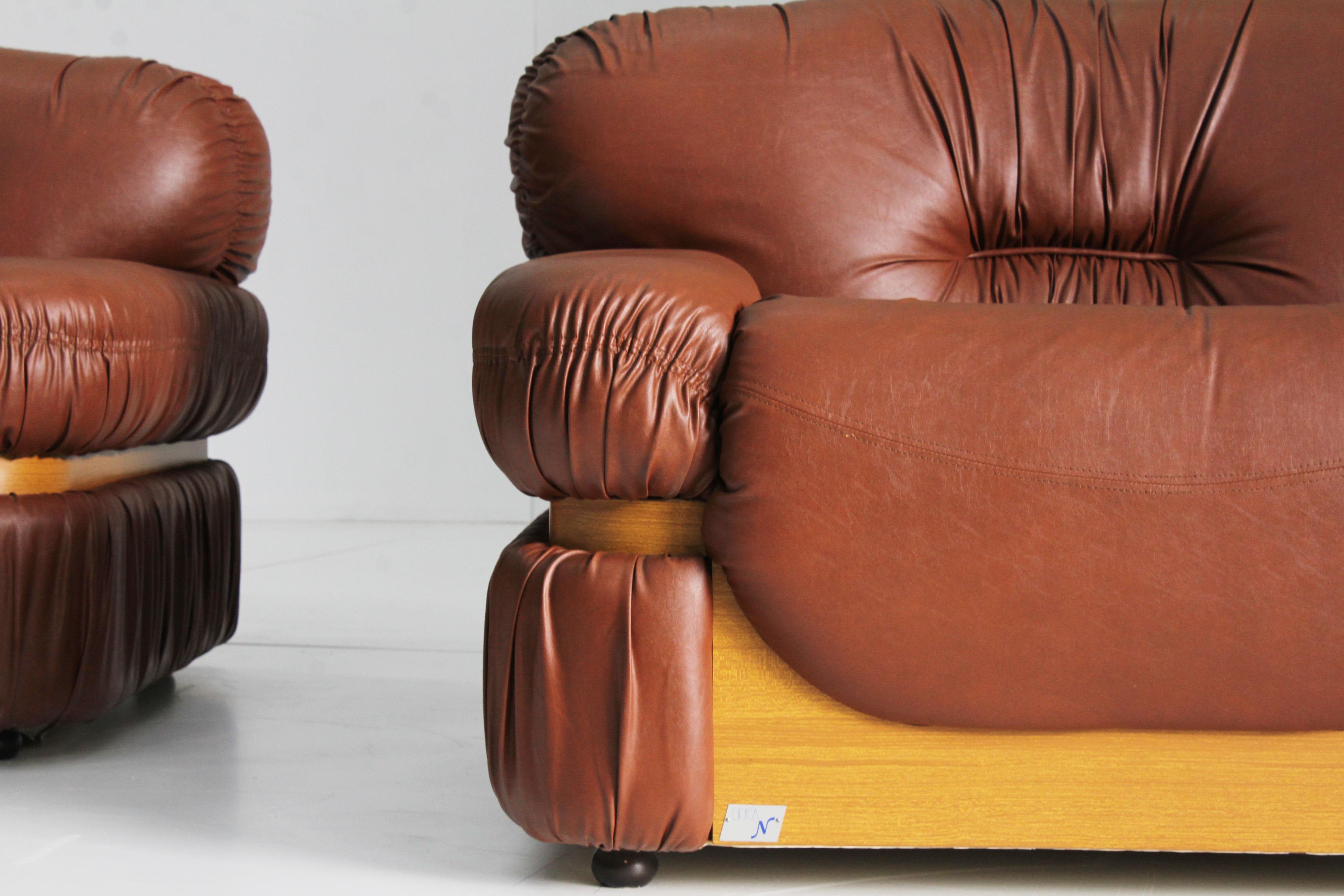 Set aus 2 italienischen Vintage-Sesseln aus cognacfarbenem Kunstleder im Angebot 6