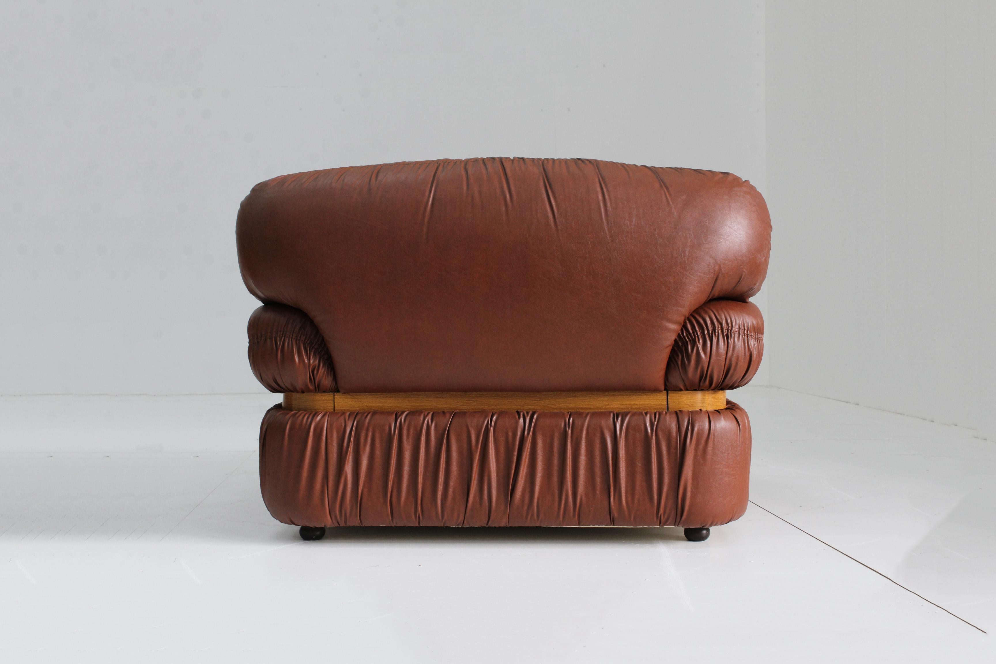 Set aus 2 italienischen Vintage-Sesseln aus cognacfarbenem Kunstleder im Angebot 8