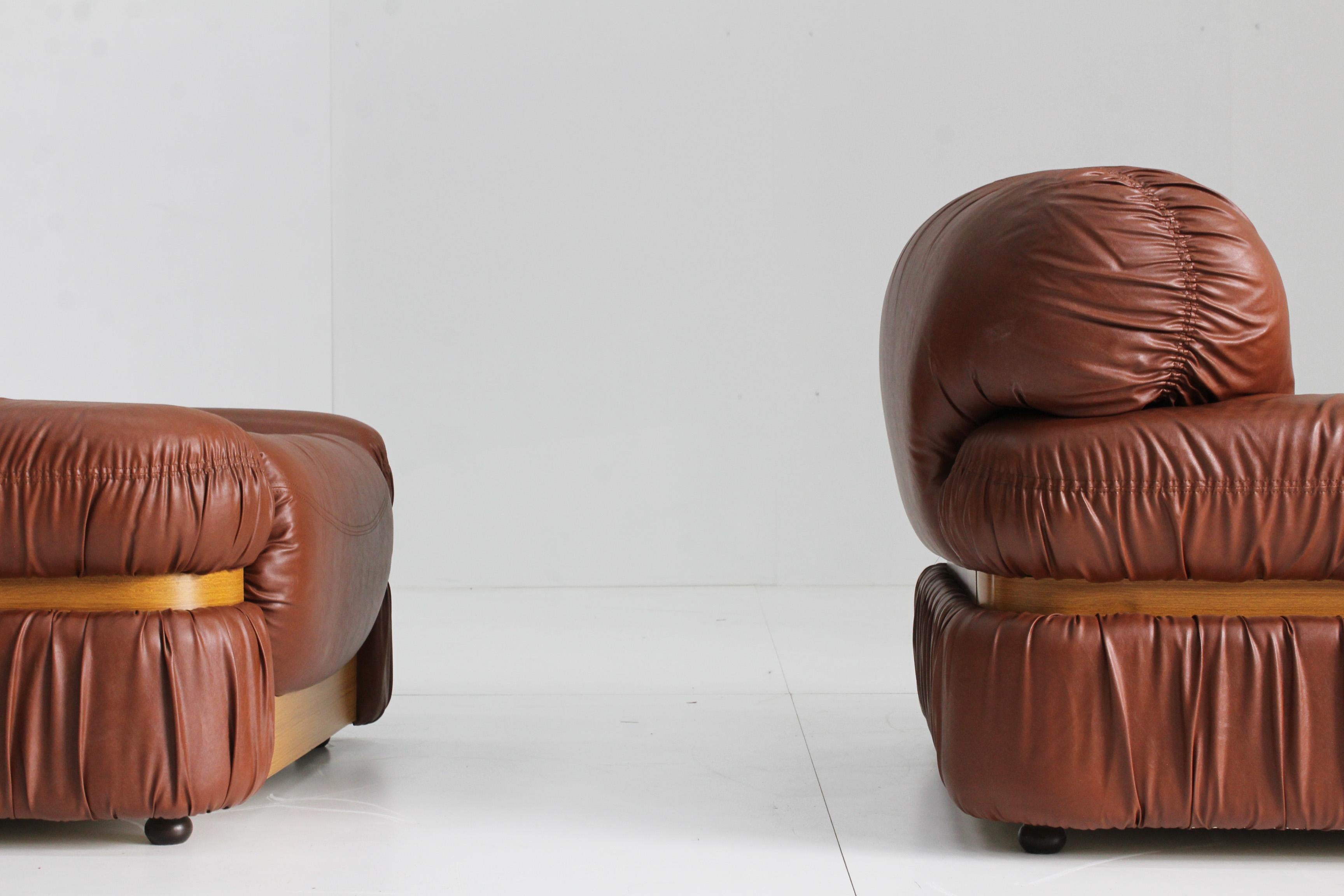 Set aus 2 italienischen Vintage-Sesseln aus cognacfarbenem Kunstleder im Zustand „Gut“ im Angebot in OSS, NB