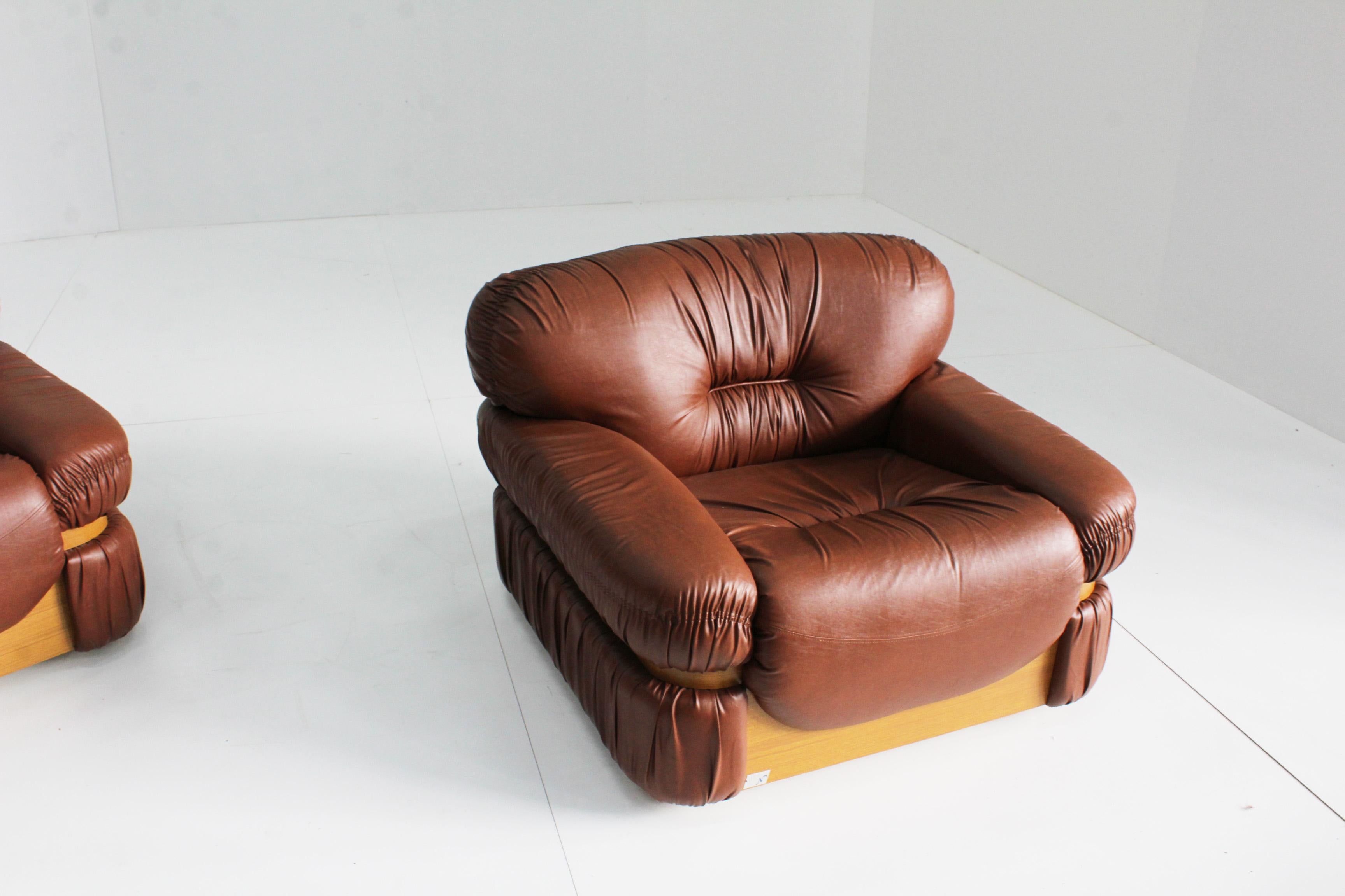 Set aus 2 italienischen Vintage-Sesseln aus cognacfarbenem Kunstleder (Ende des 20. Jahrhunderts) im Angebot
