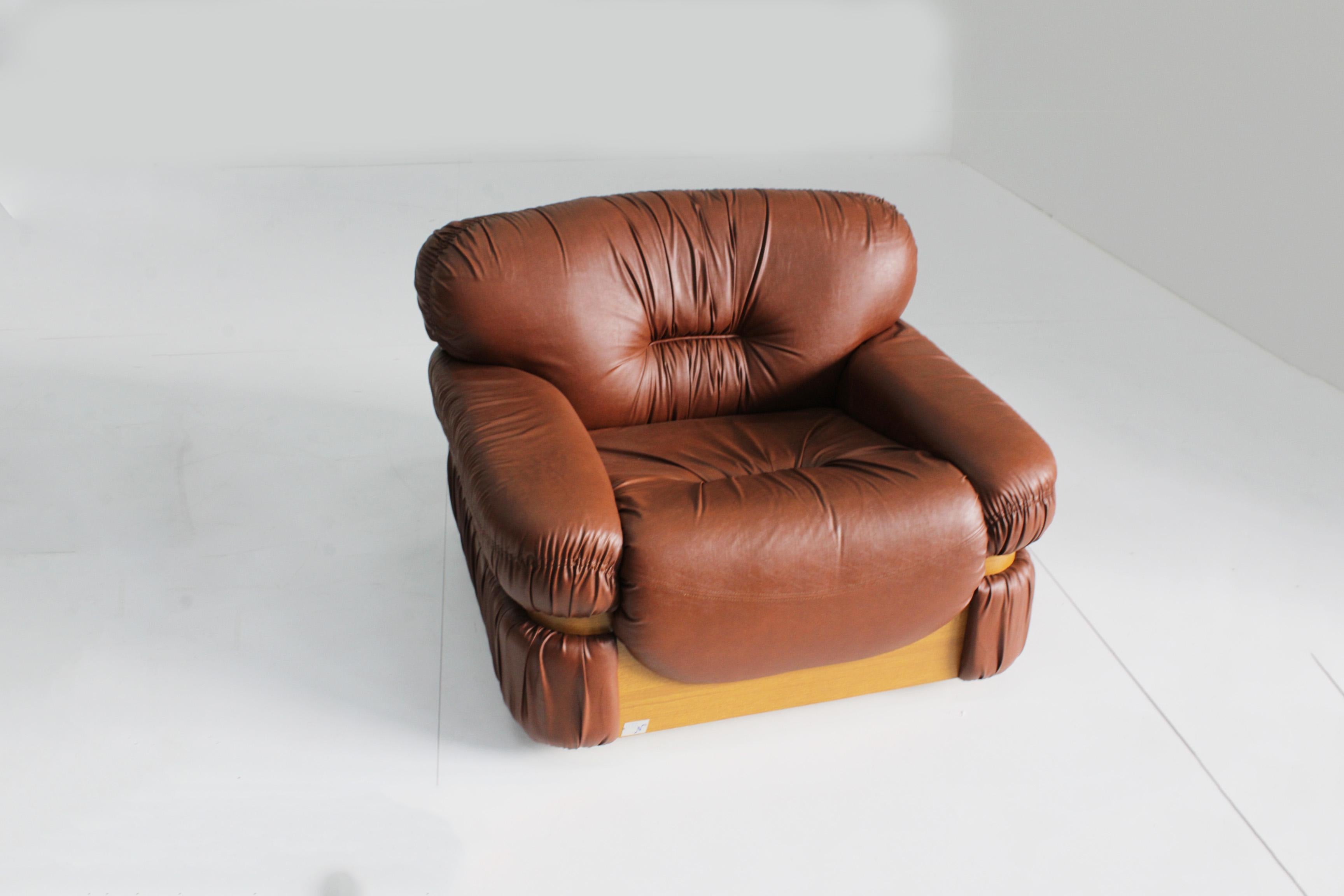 Set aus 2 italienischen Vintage-Sesseln aus cognacfarbenem Kunstleder im Angebot 1