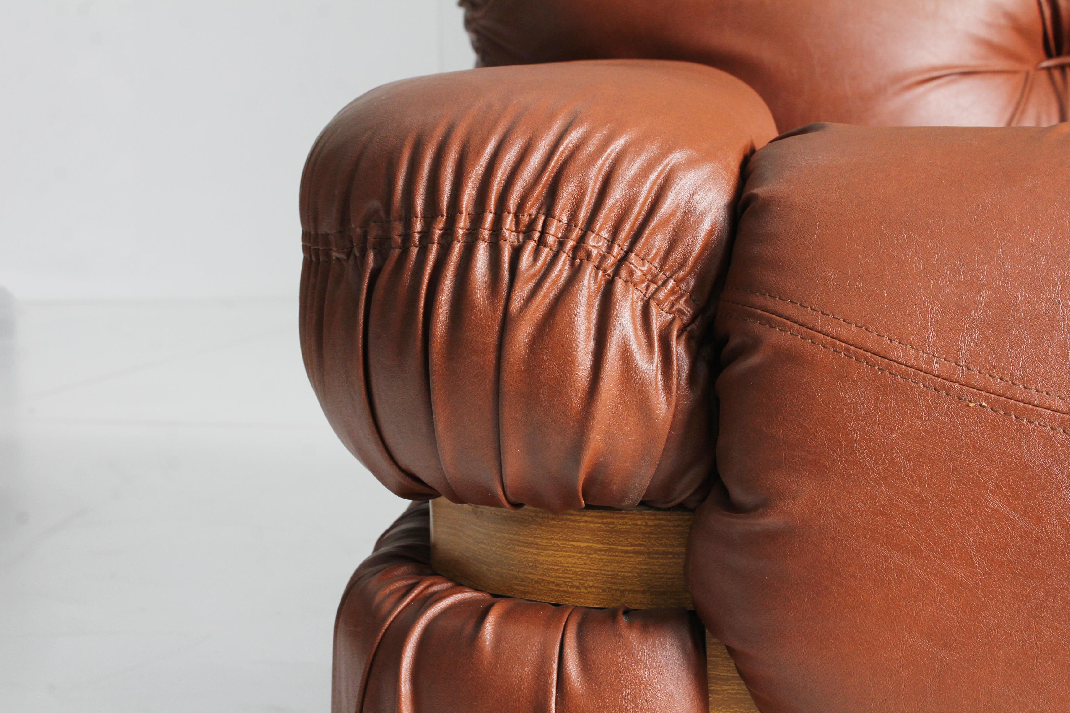 Set aus 2 italienischen Vintage-Sesseln aus cognacfarbenem Kunstleder im Angebot 2