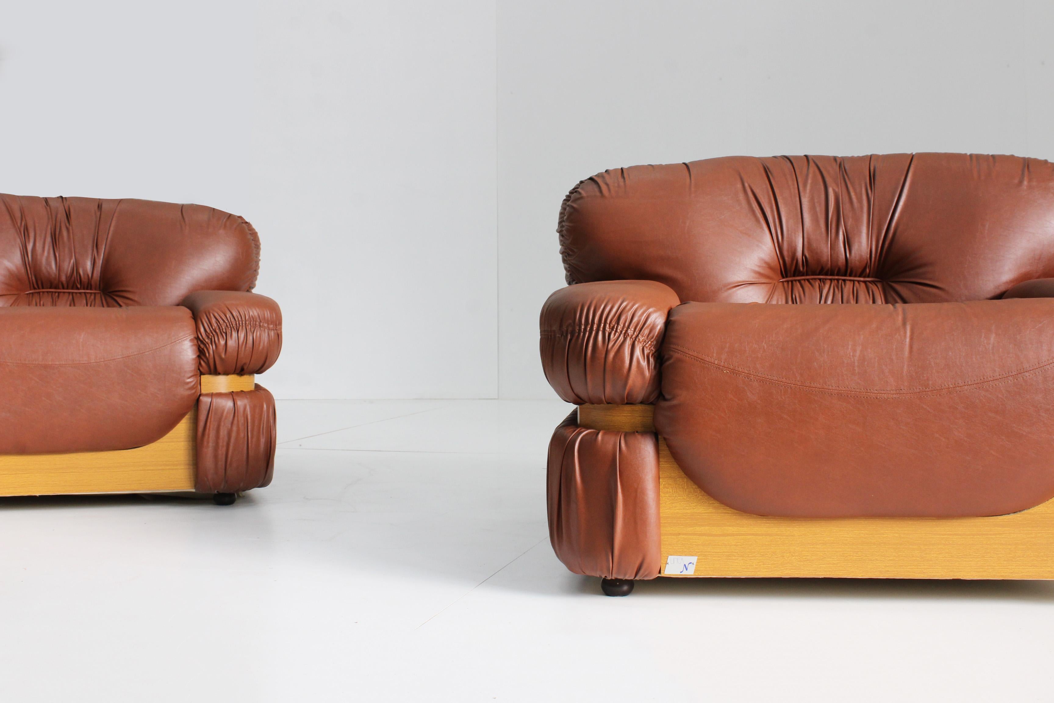 Set aus 2 italienischen Vintage-Sesseln aus cognacfarbenem Kunstleder im Angebot 4