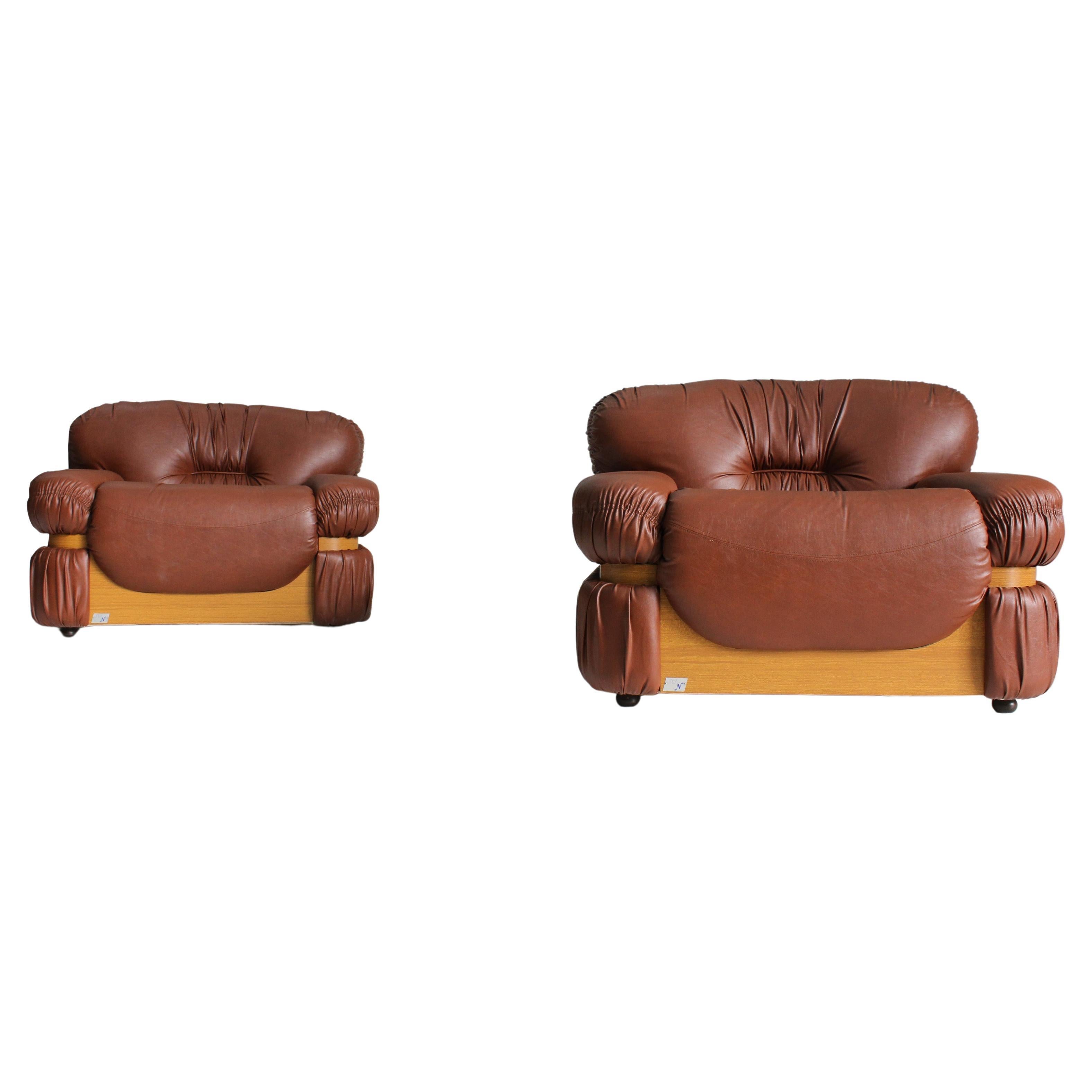 Set aus 2 italienischen Vintage-Sesseln aus cognacfarbenem Kunstleder im Angebot