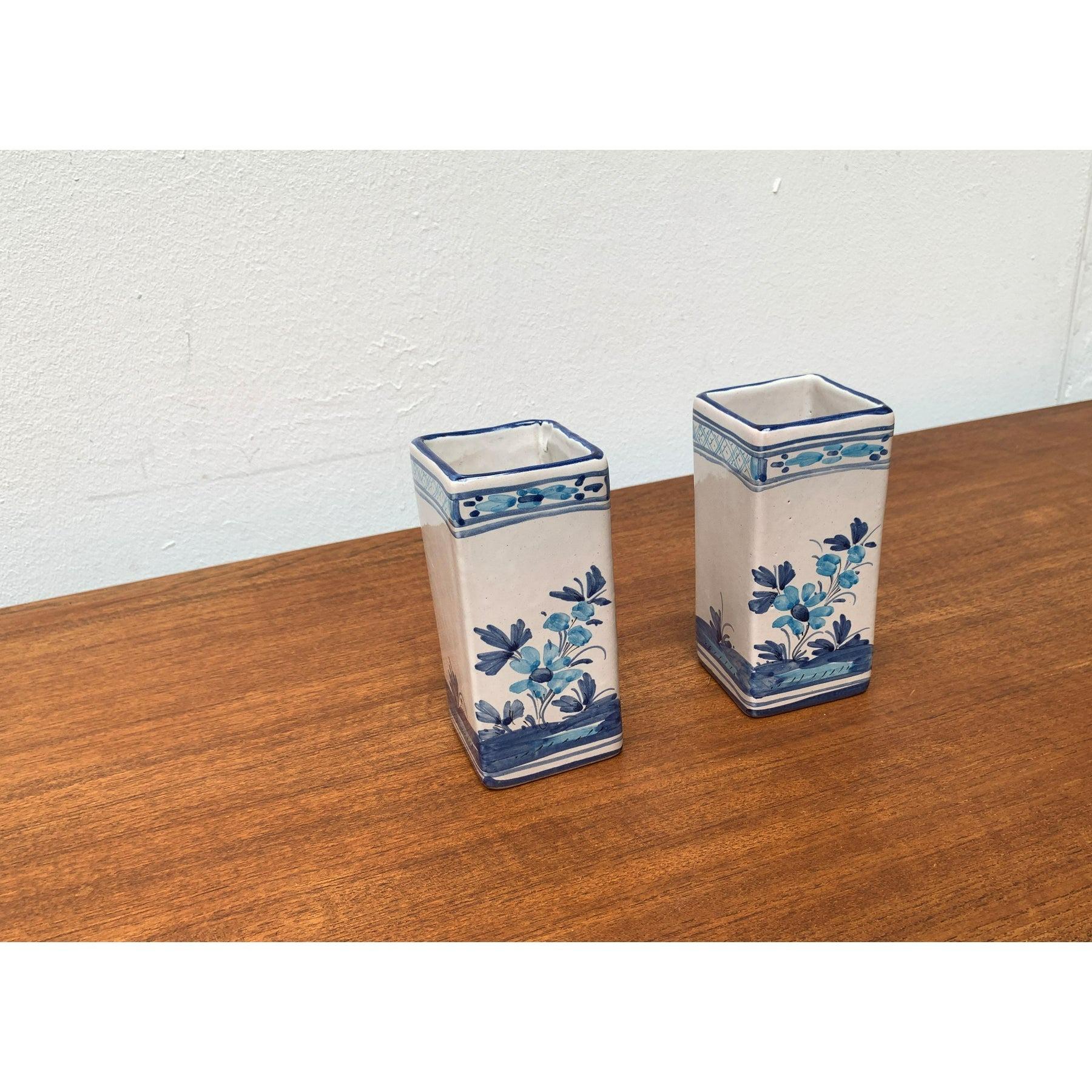 Vintage Italian Handpaintted Vase from Larucci Italy, 1970s, Set of 2, in Very Good conditions. Conçue de 1970 à 1979 Cette pièce porte une marque d'attribution.

Informations complémentaires :
Matériau : Céramique
Couleur : Bleu
Pays d'origine :