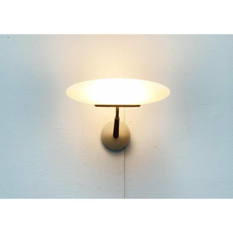 Die Version der Wandleuchte aus der Pao-Lampenserie von Matteo Thun.

Die Pao-Leuchten bestechen durch ihren charakteristischen Diffusor aus mattiertem Glas. Das Besondere ist jedoch die Materialkombination aus Glas und Holz, die diese Leuchten so