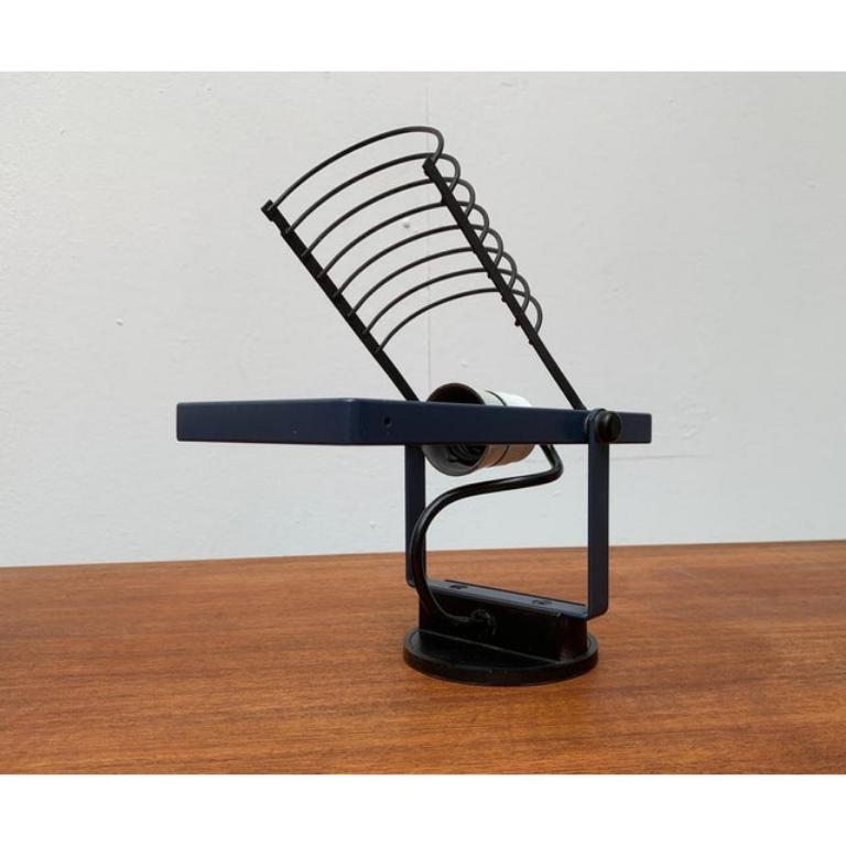 Rare applique della serie Sintesi del produttore italiano Artemide su disegno di Ernesto Gismondi degli anni '70.
 
 Le luci mostrano gli elementi caratteristici della serie Sintesi, i montanti neri e la raffinata cornice con snodo. Si tratta di una