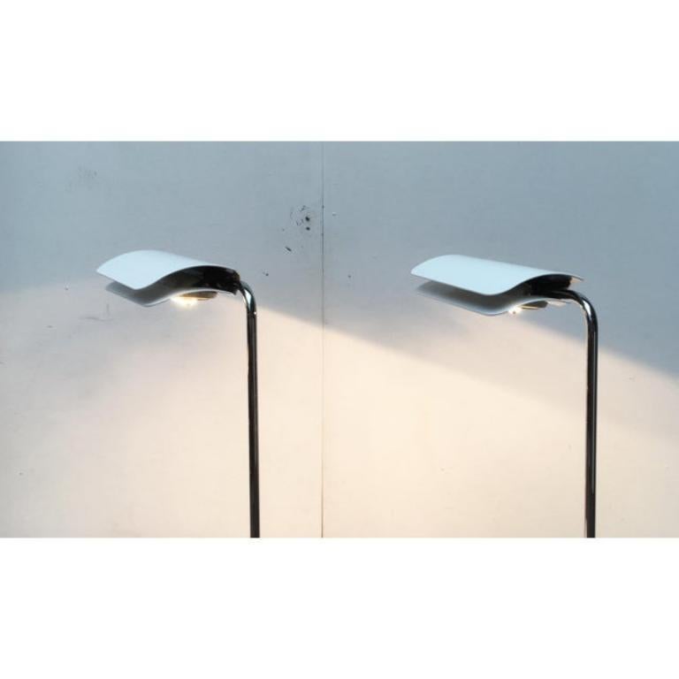Rares lampes de table du fabricant Blu Italia, conçues par Bruno Geccheline dans les années 70.

L'élégance italienne en chrome et en marbre. L'élégante base en marbre contraste harmonieusement avec le langage technique des formes de la tête de