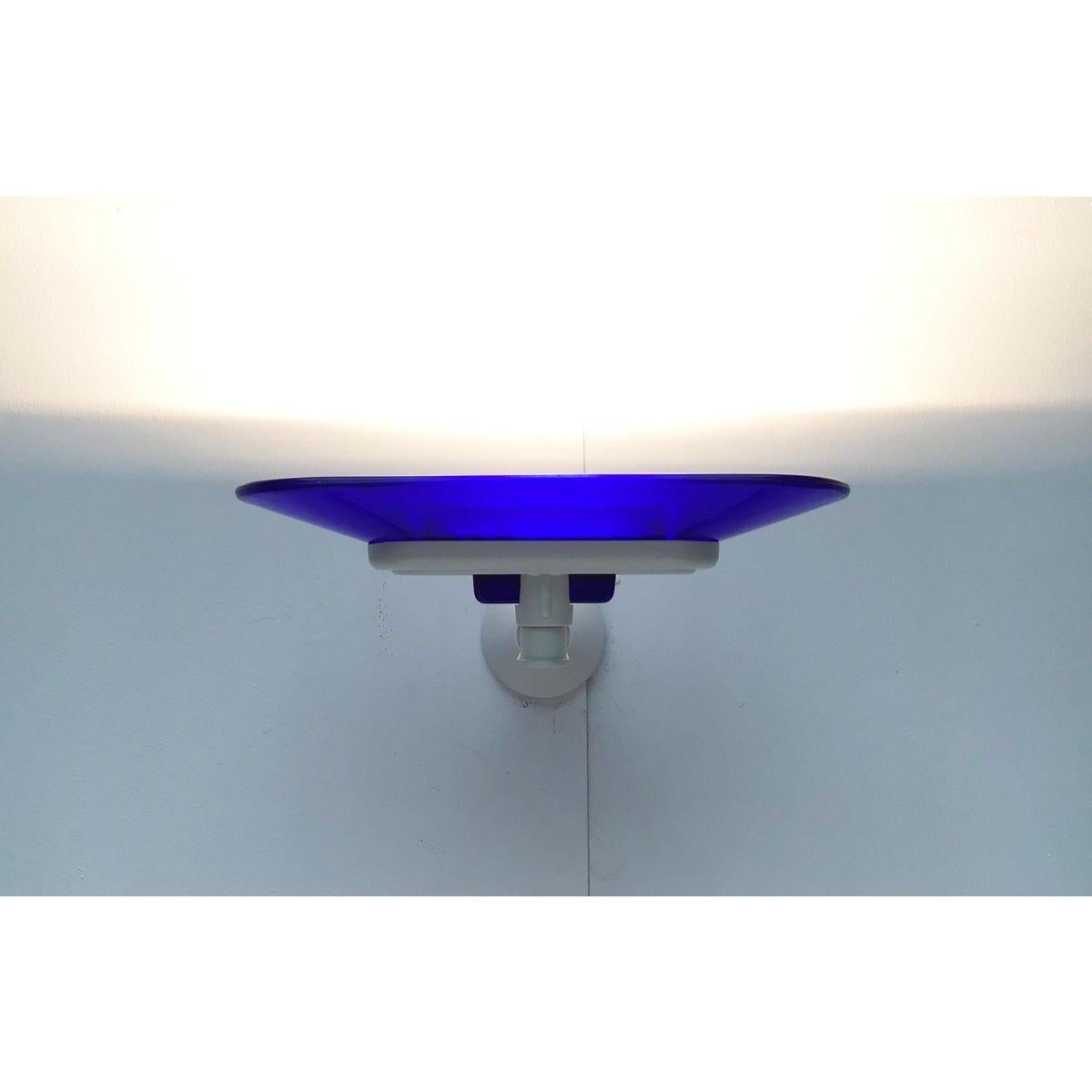 Appliques postmodernes Jill du fabricant italien Arteluce dans une version très rare avec corps blanc et bol bleu.

Le design de Jill associe un langage classique et ornemental à un langage moderne et direct. Il fonctionne donc aussi bien dans un