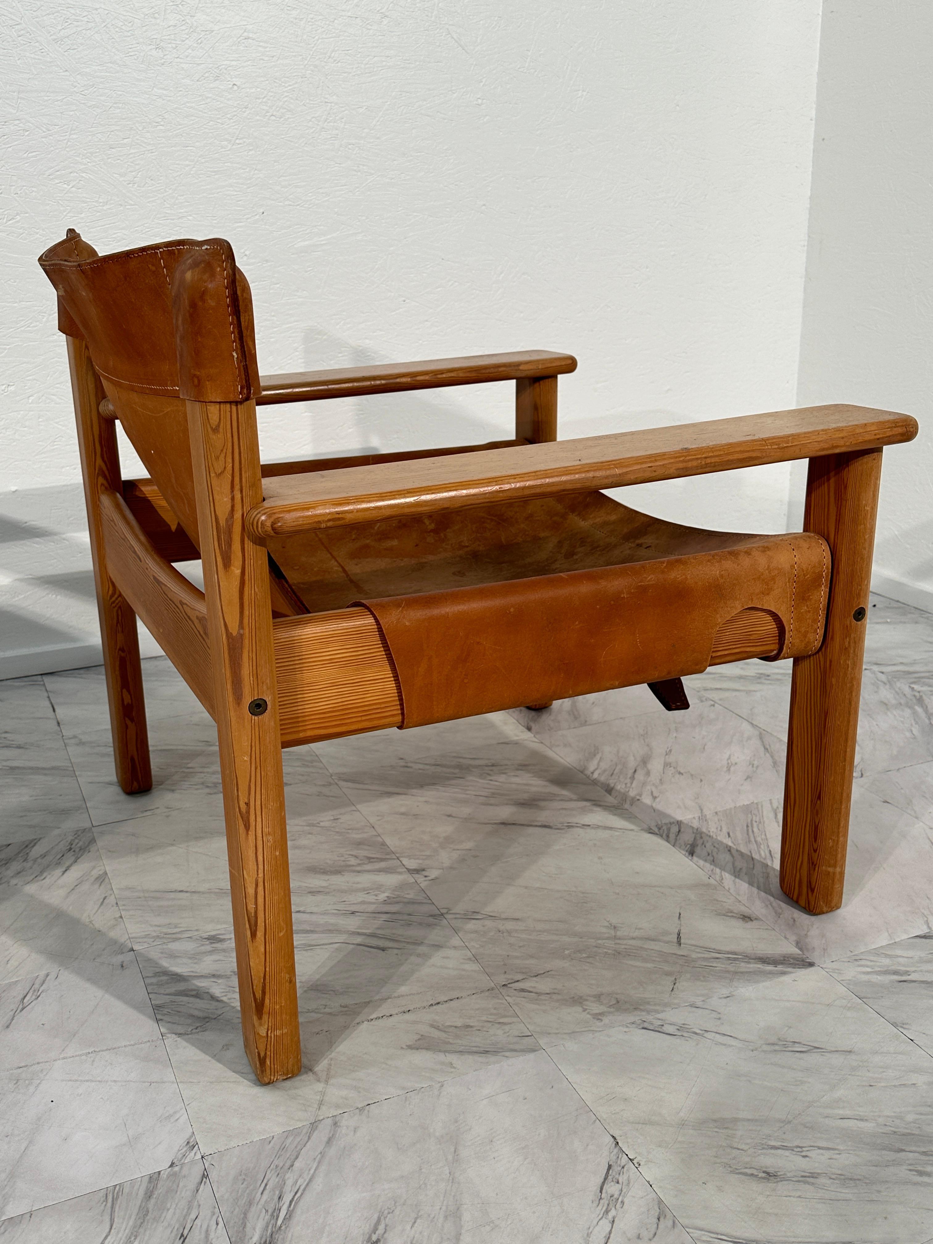 Satz von 2 italienischen Holz- und Leder-Safari-Stühlen 1970er Jahre (Italienisch) im Angebot