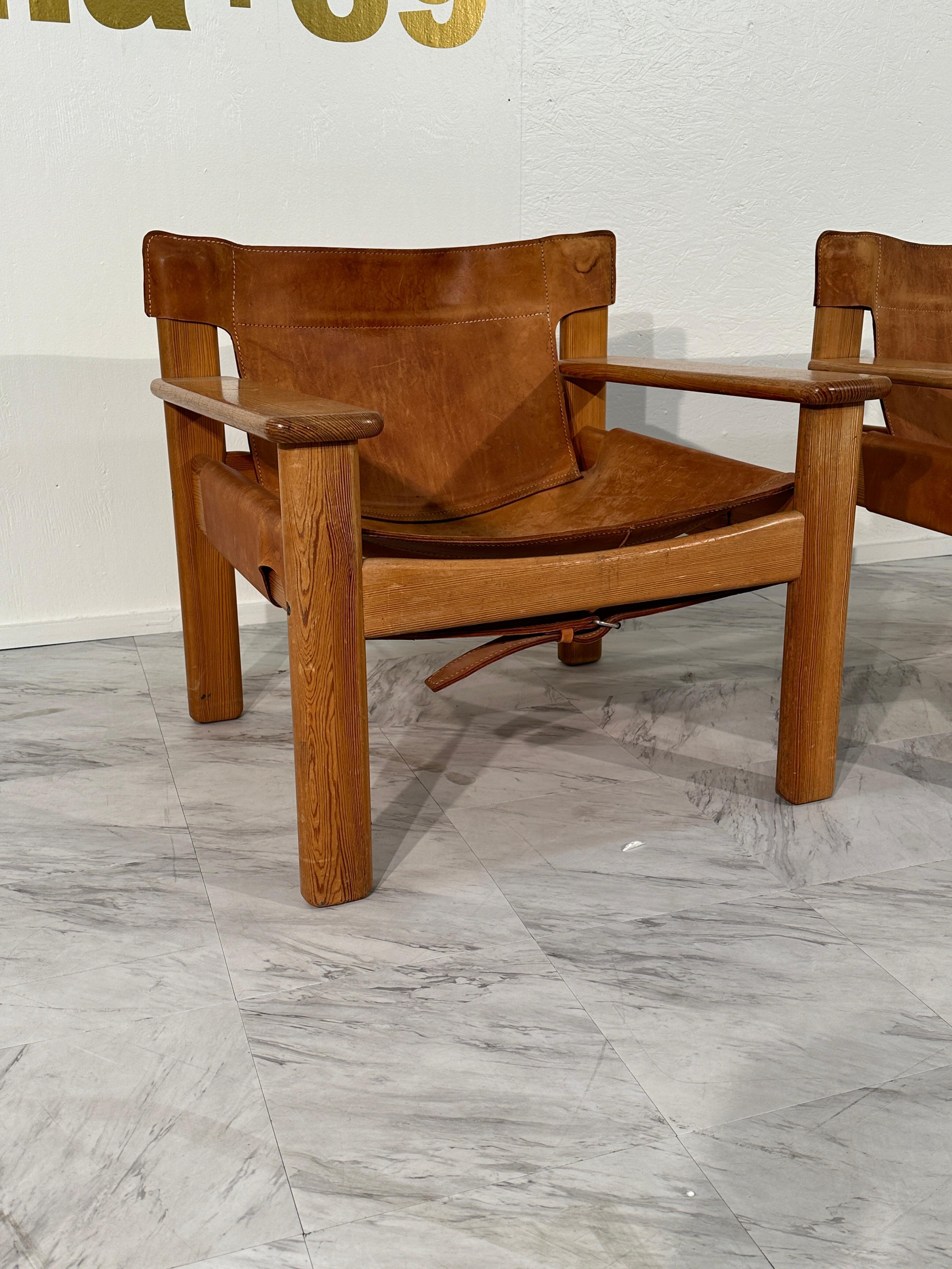Satz von 2 italienischen Holz- und Leder-Safari-Stühlen 1970er Jahre (Ende des 20. Jahrhunderts) im Angebot