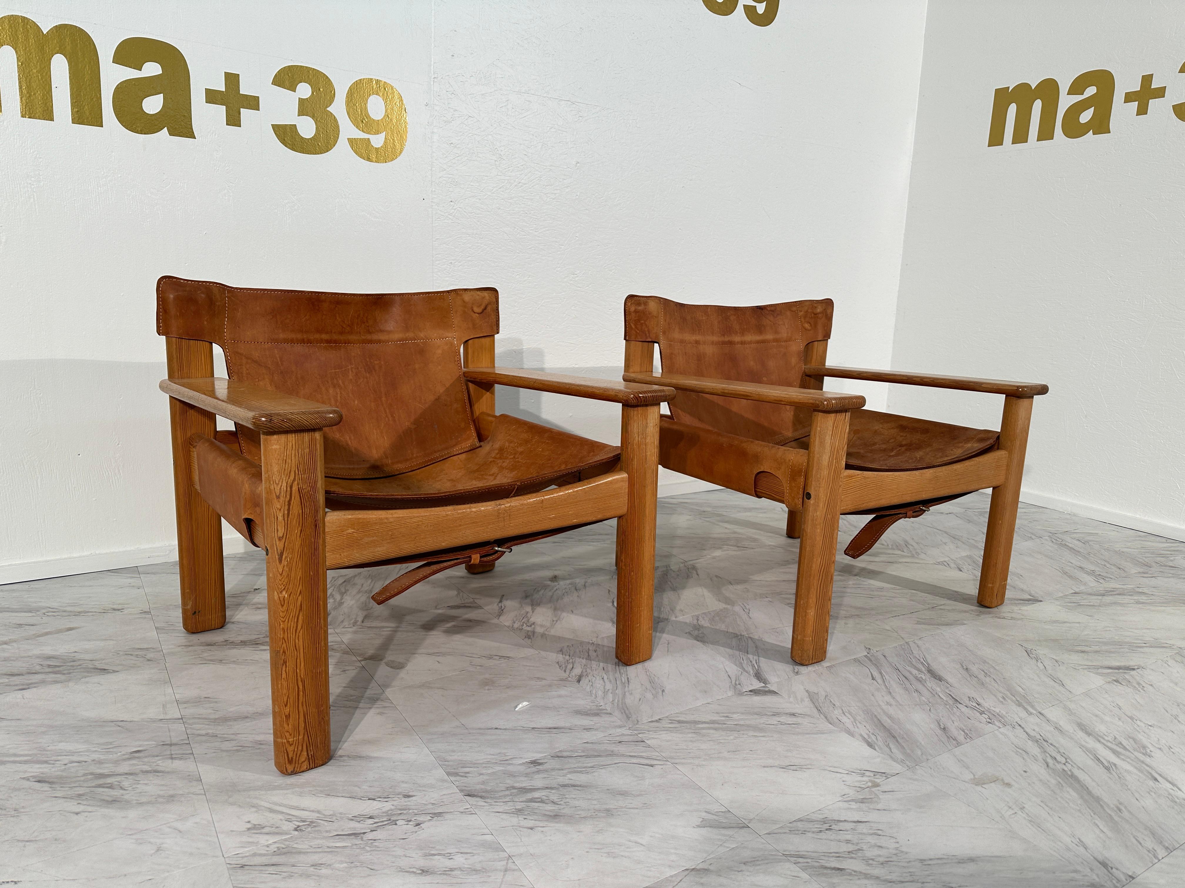 Satz von 2 italienischen Holz- und Leder-Safari-Stühlen 1970er Jahre im Angebot 1
