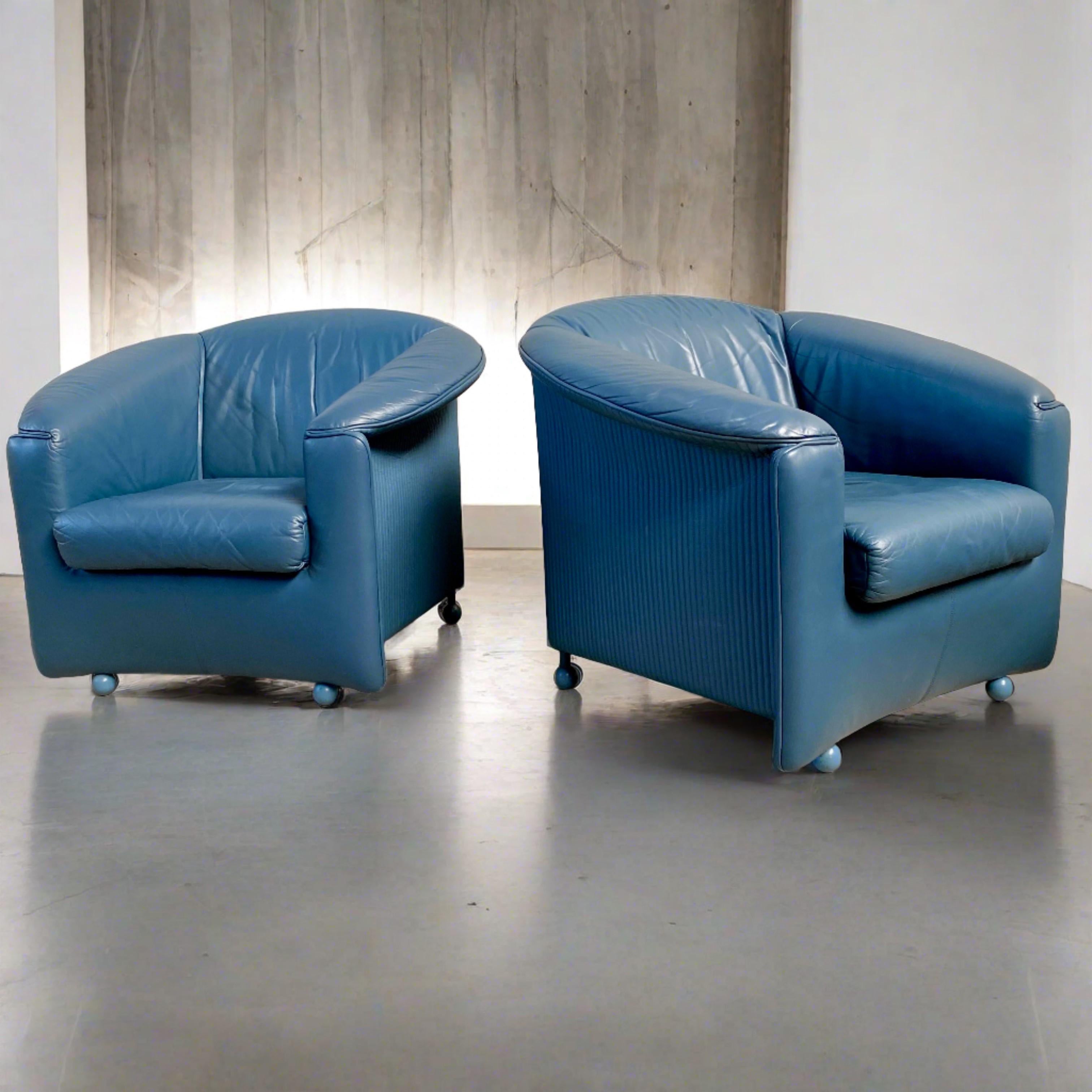 SET OF 2 LEATHER ARM CHAIRS BY PAOLO PIVA FOR WITTMANN, AUSTRIA 1980S

Looking for a vintage touch to your home decor? Look no further than this set of 2 vintage blue leather armchairs, model Aura by Paolo Piva for Wittmann, Austria from the 1980s.