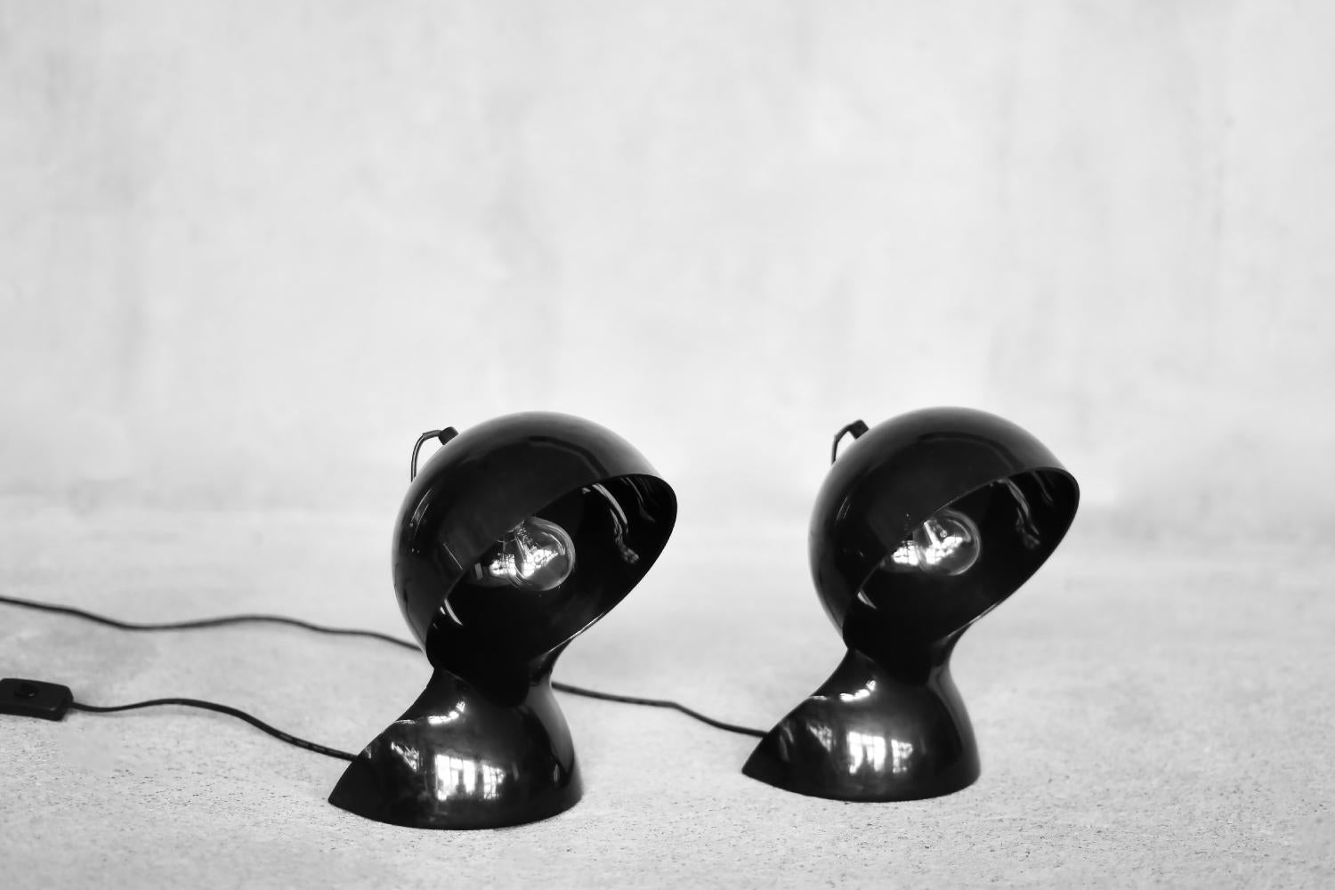 This set of two table lamps was designed by Vico Magistretti for the Italian manufacturer Artemide during the 1960s. The lamps are made of molded black thermoplastic material. Dalù is one of the best designs that reflect the austere style of the