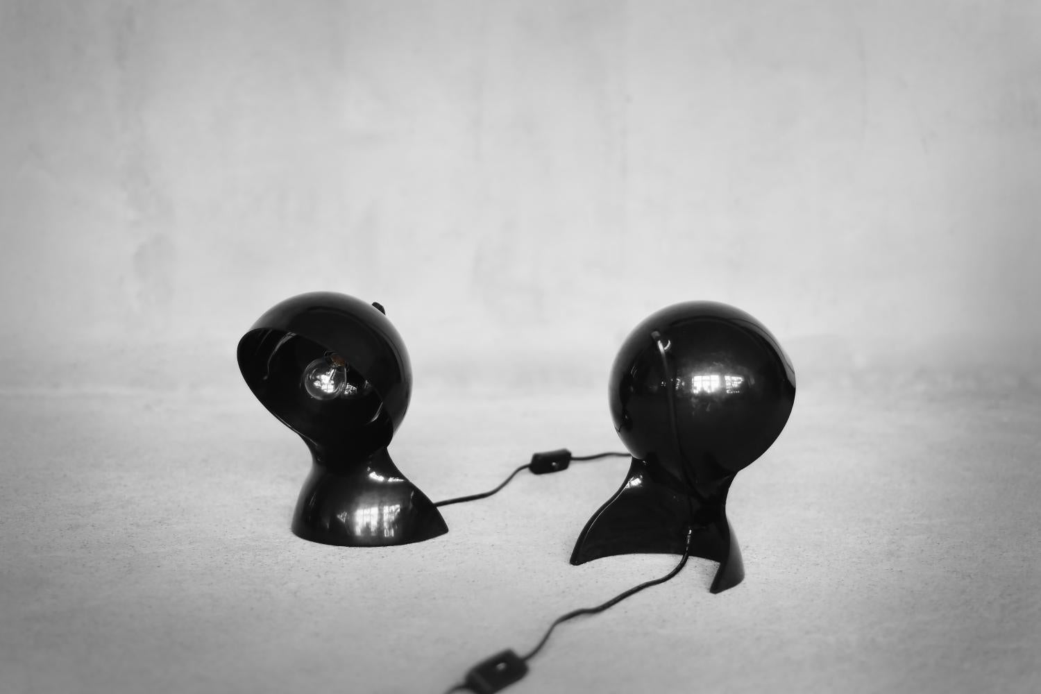Italian Set of 2 Vintage Modern Black Dalù Table Lamp by Vico Magistretti for Artemide For Sale