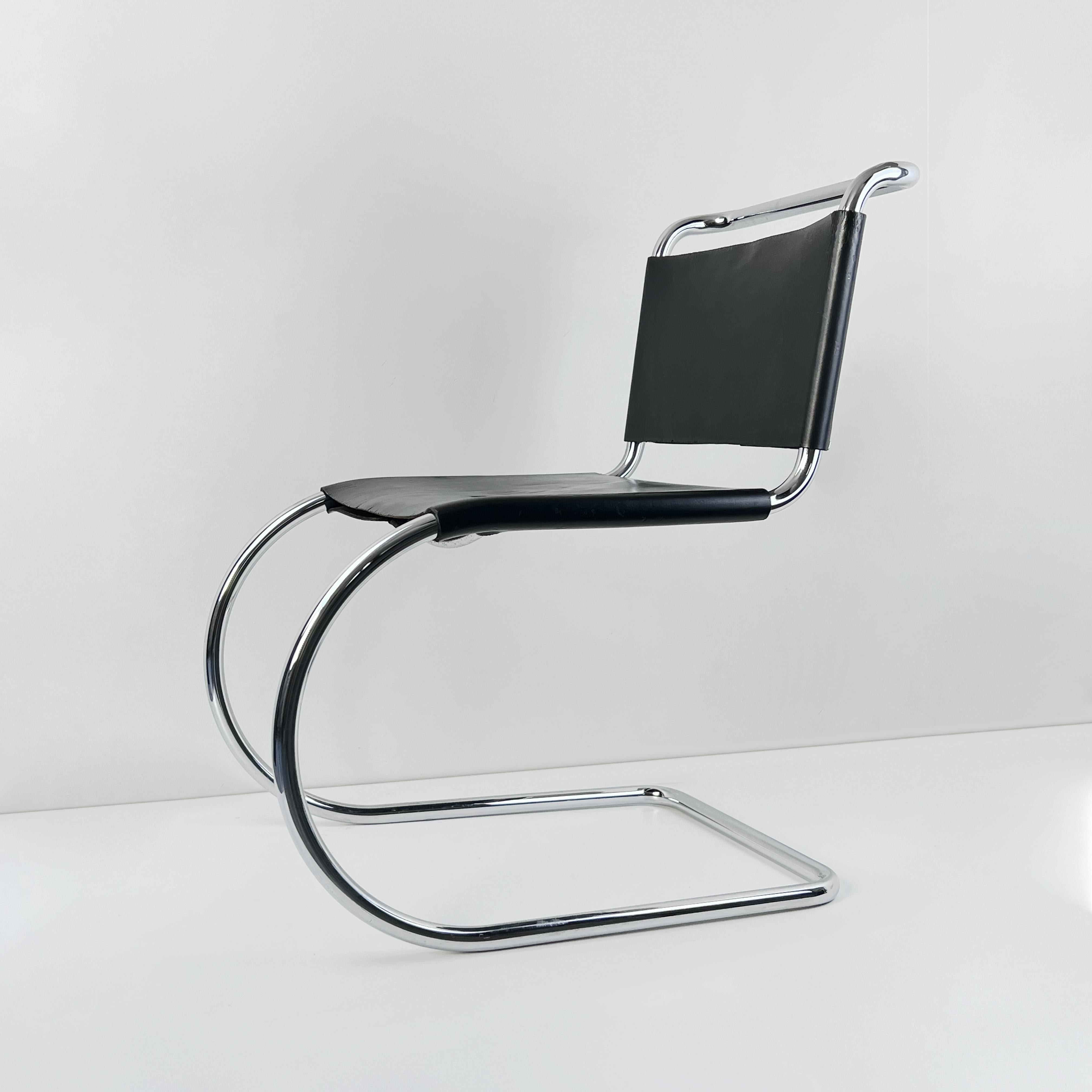 Die MR10-Stühle, die für Knoll produziert werden, sind ein originelles Möbeldesign von Mies van der Rohe. Die Gestelle dieser ikonischen Vintage-Stühle sind von Marcel Breuer, einem Kollegen des Bauhauses, inspiriert. Aus dickem Leder gefertigt und