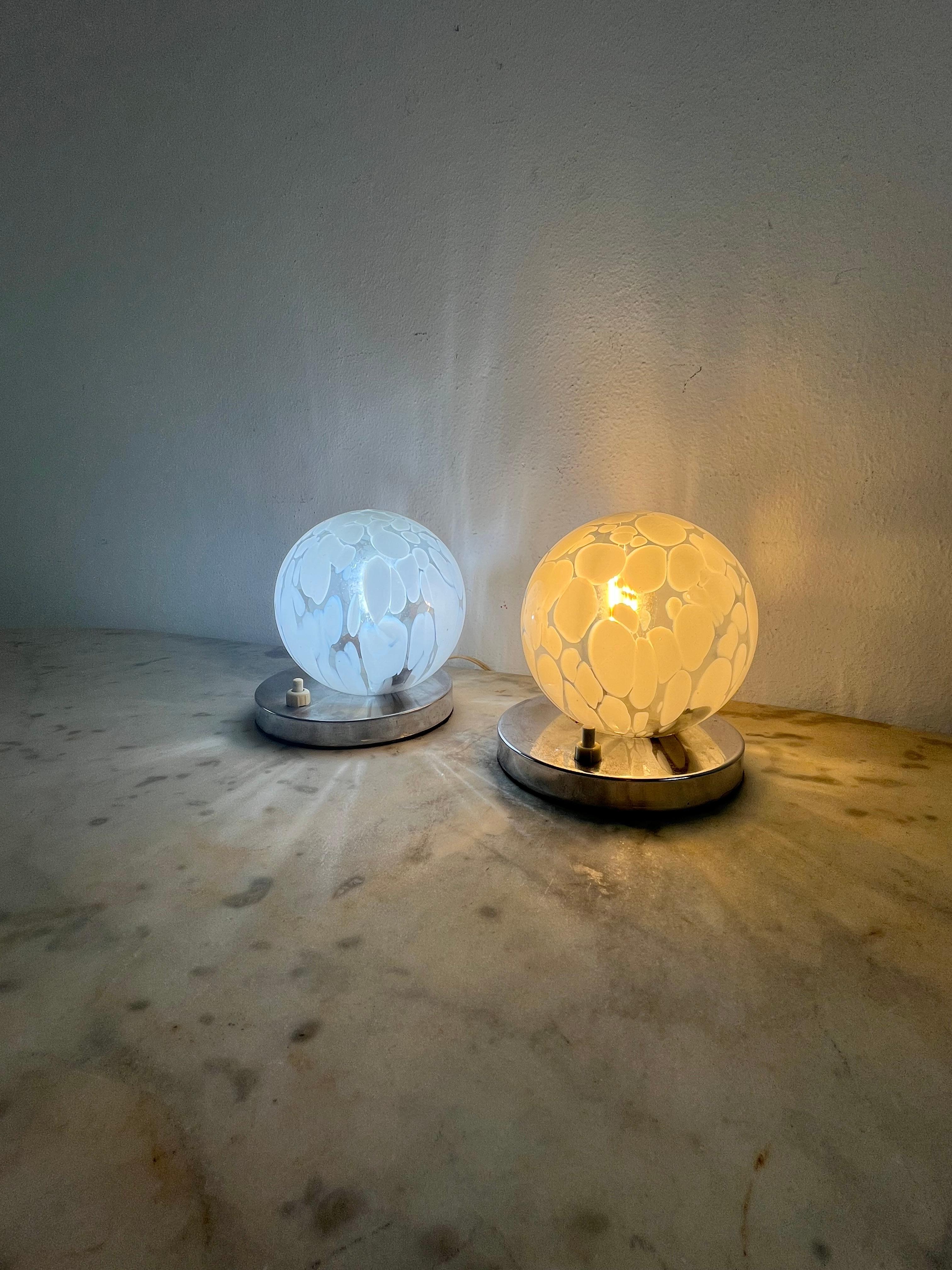 Set of 2 Vintage Murano glass bedside lamps, 1970s
Metal structure.
E14 lamp.
Glass intact, good condition, small signs of aging.