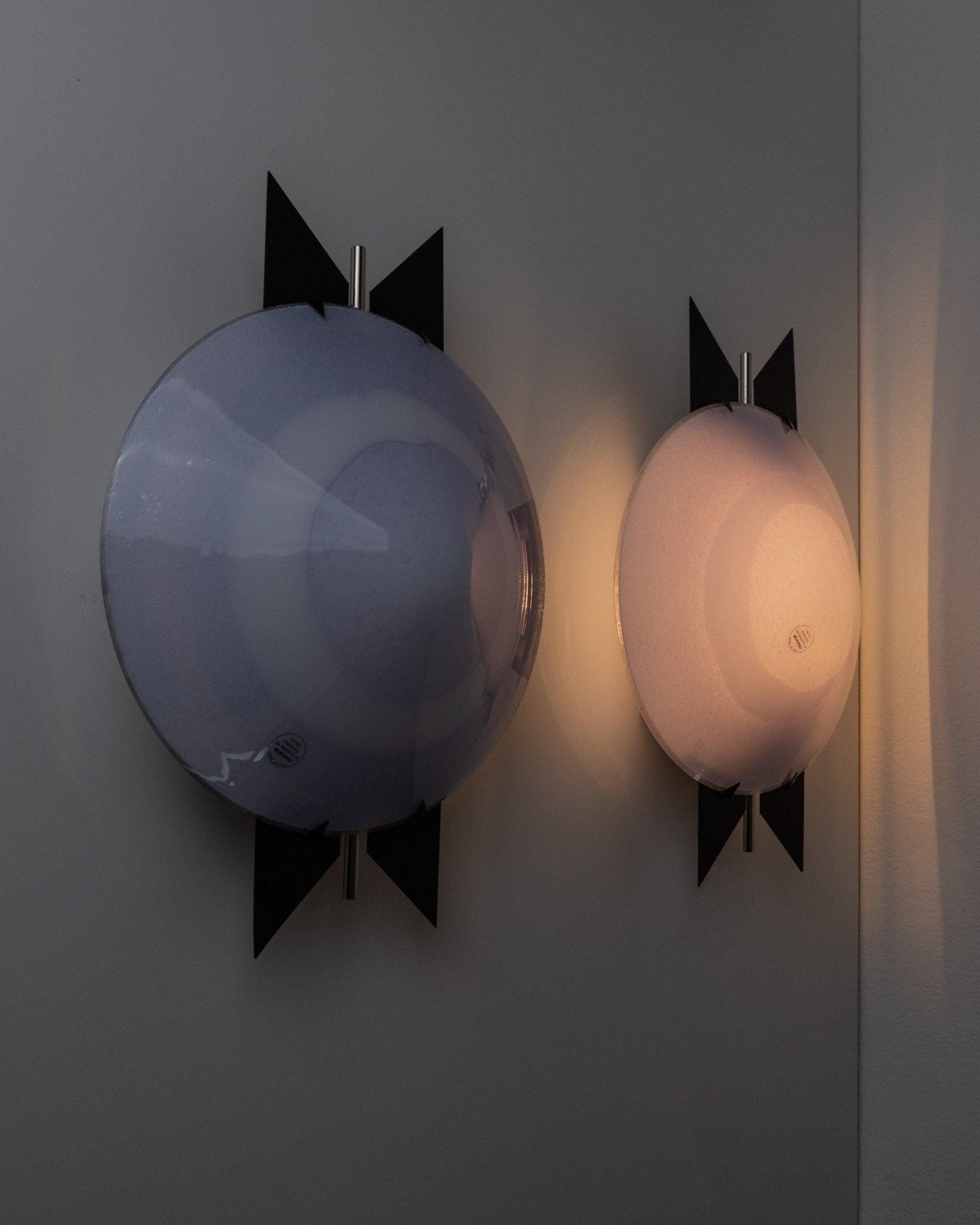 2 lampade da parete vintage in vetro di Murano - vetro azzurro, metallo nero - Italia stile Vintage By anni '80 - Luci decorative, regalo elegante

Queste lampade da parete vintage in vetro di Murano degli anni '80 in stile Memphis donano un fascino