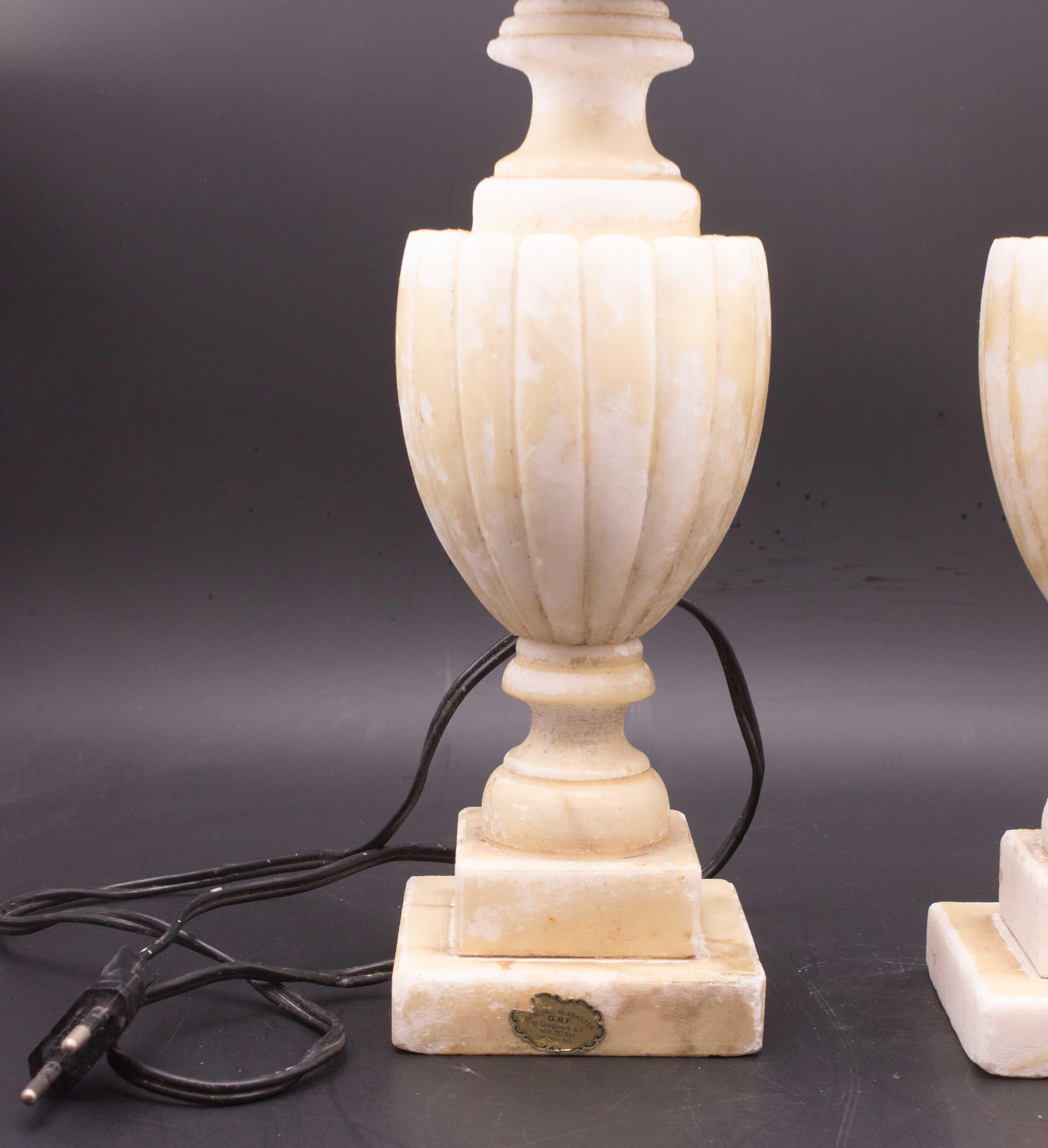 Pair of splendid neoclassical alabaster lamps produced between 1950 and 1960.
Signed by the company G.R.F Volterra, made in Italy.
Signs and taste of the time but good vintage condition.
The lamps are entirely in alabaster with the upper part in