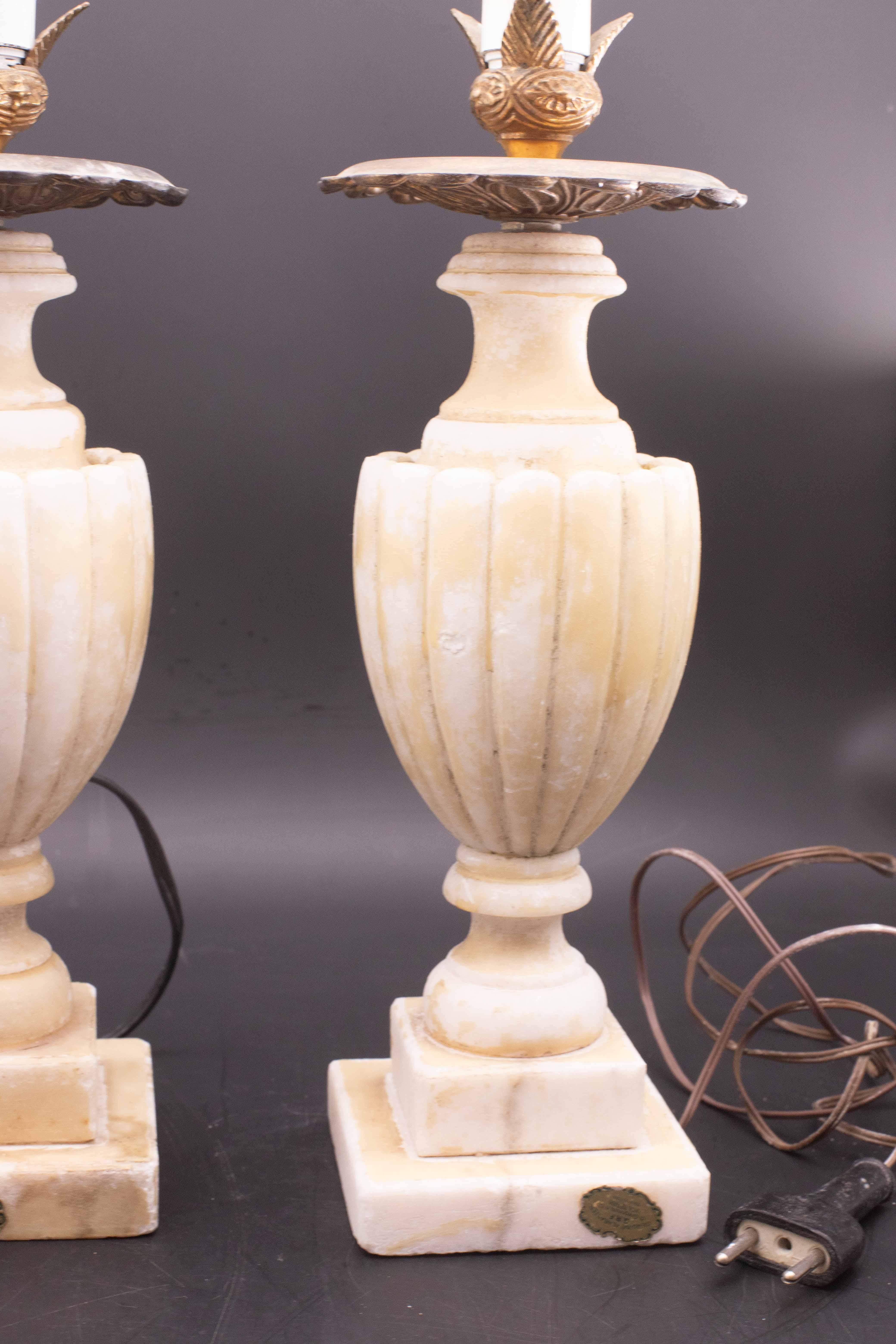 Milieu du XXe siècle Lot de 2 lampes de table Vintage Neoclassica Alabster par Gregoretti & co. Volterra en vente
