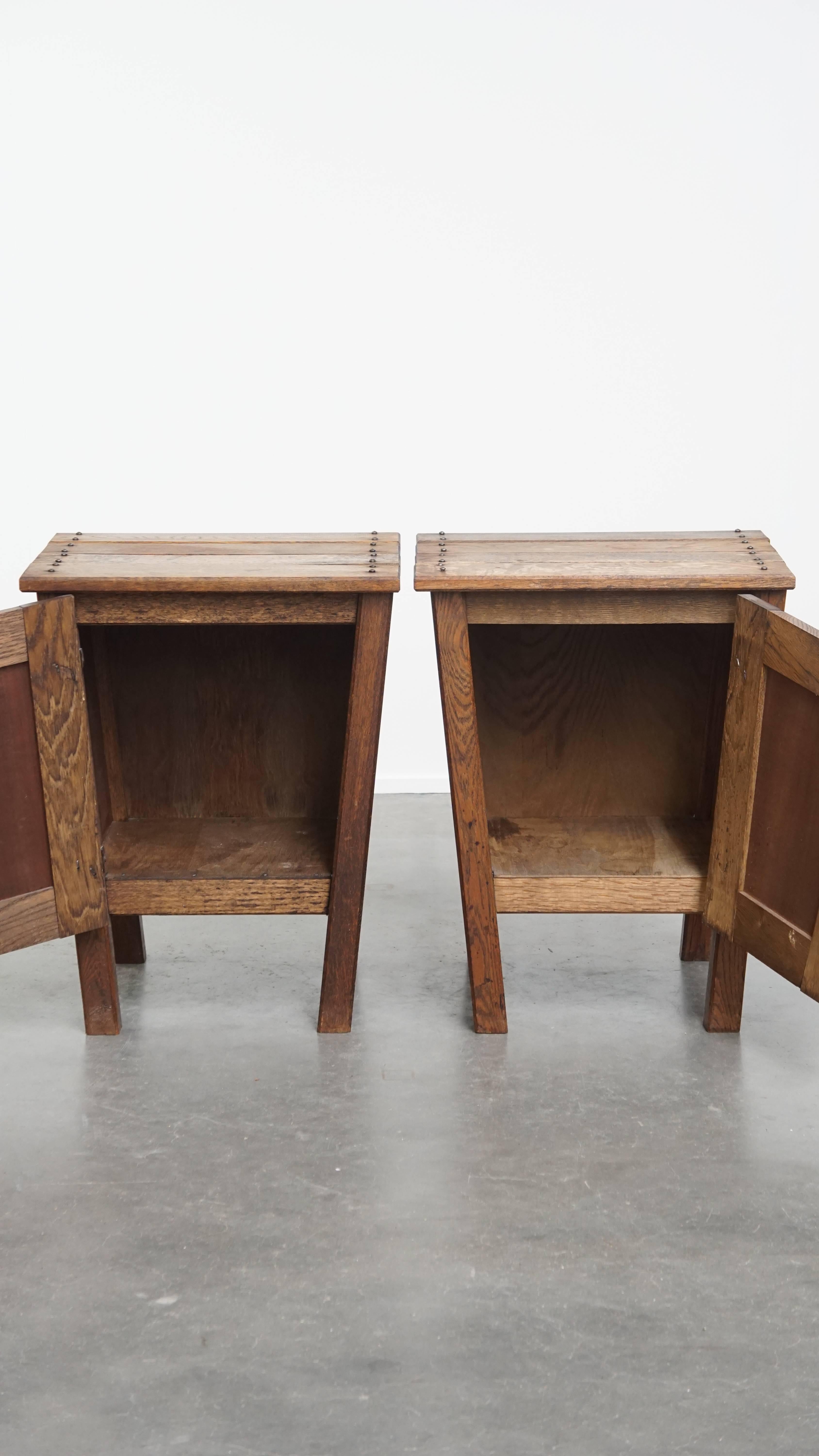 Nous vous proposons ici ce charmant ensemble de 2 tables de nuit vintage en chêne, chacune avec une seule porte et un look intemporel. Ces pièces vintage polyvalentes s'intègrent parfaitement à presque tous les styles d'intérieur. Non seulement ils