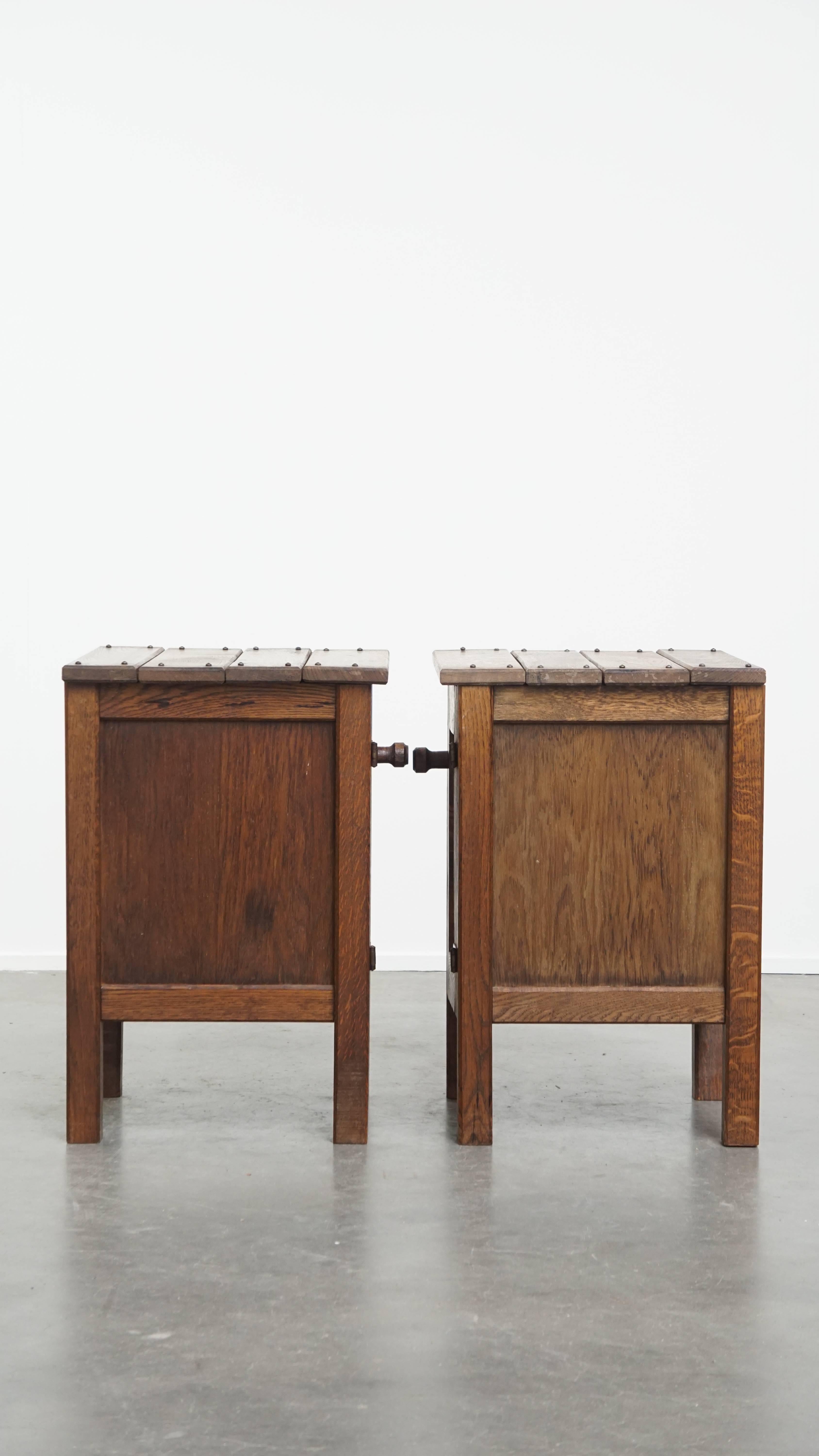 Romain classique Ensemble de 2 tables de chevet / tables de nuit vintage en chêne en vente