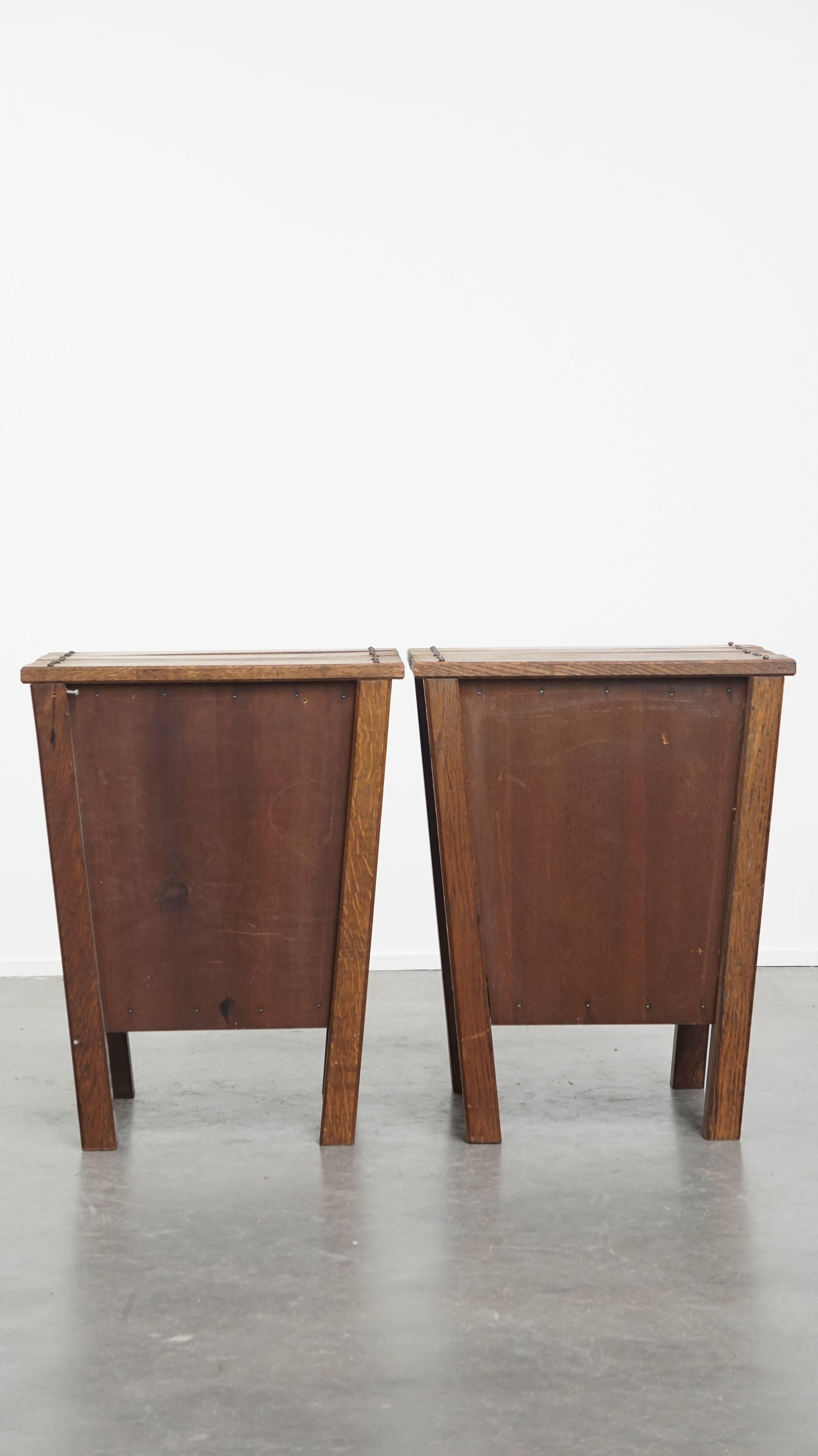 Fait main Ensemble de 2 tables de chevet / tables de nuit vintage en chêne en vente
