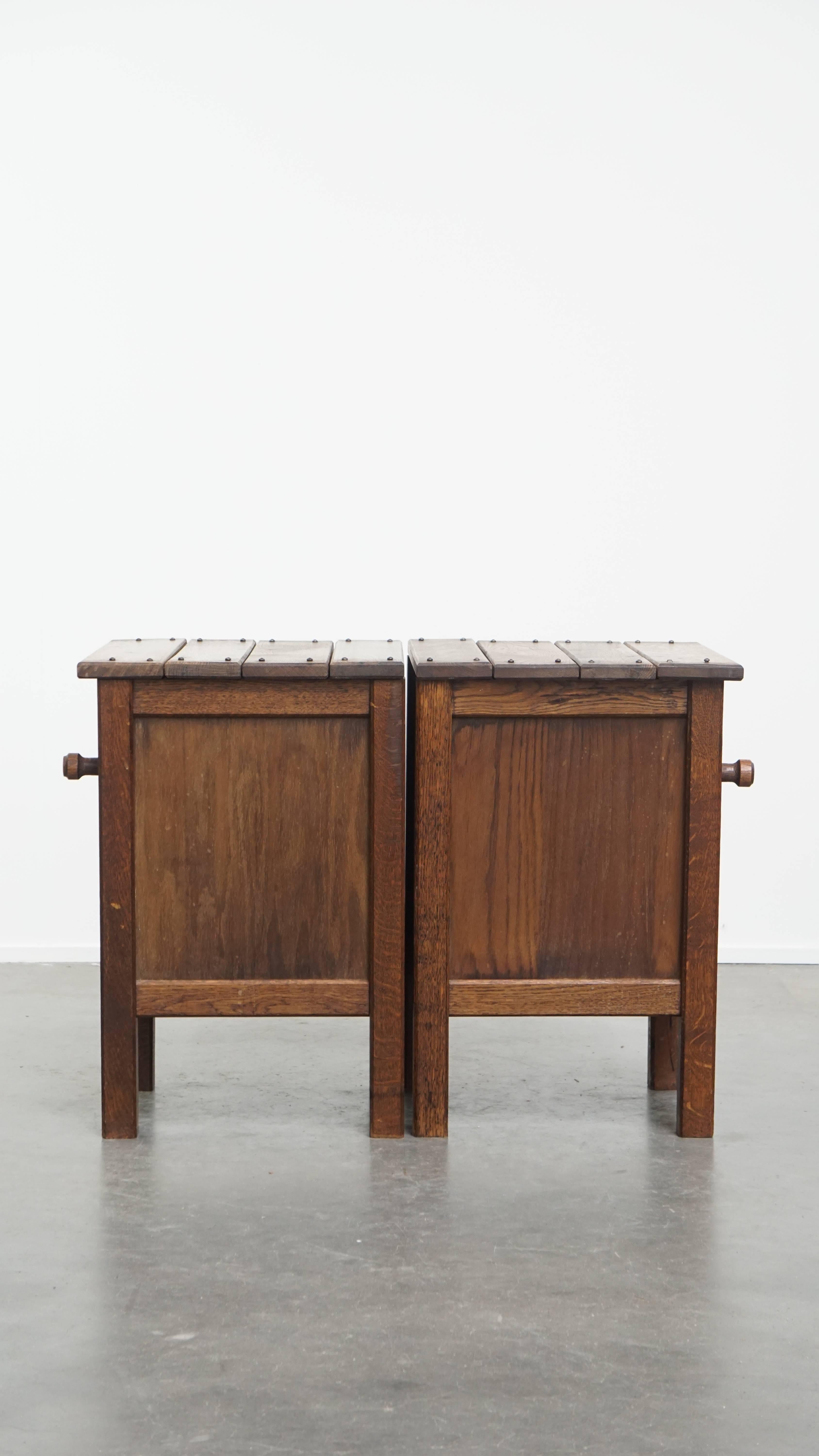 Ensemble de 2 tables de chevet / tables de nuit vintage en chêne Bon état - En vente à Harderwijk, NL