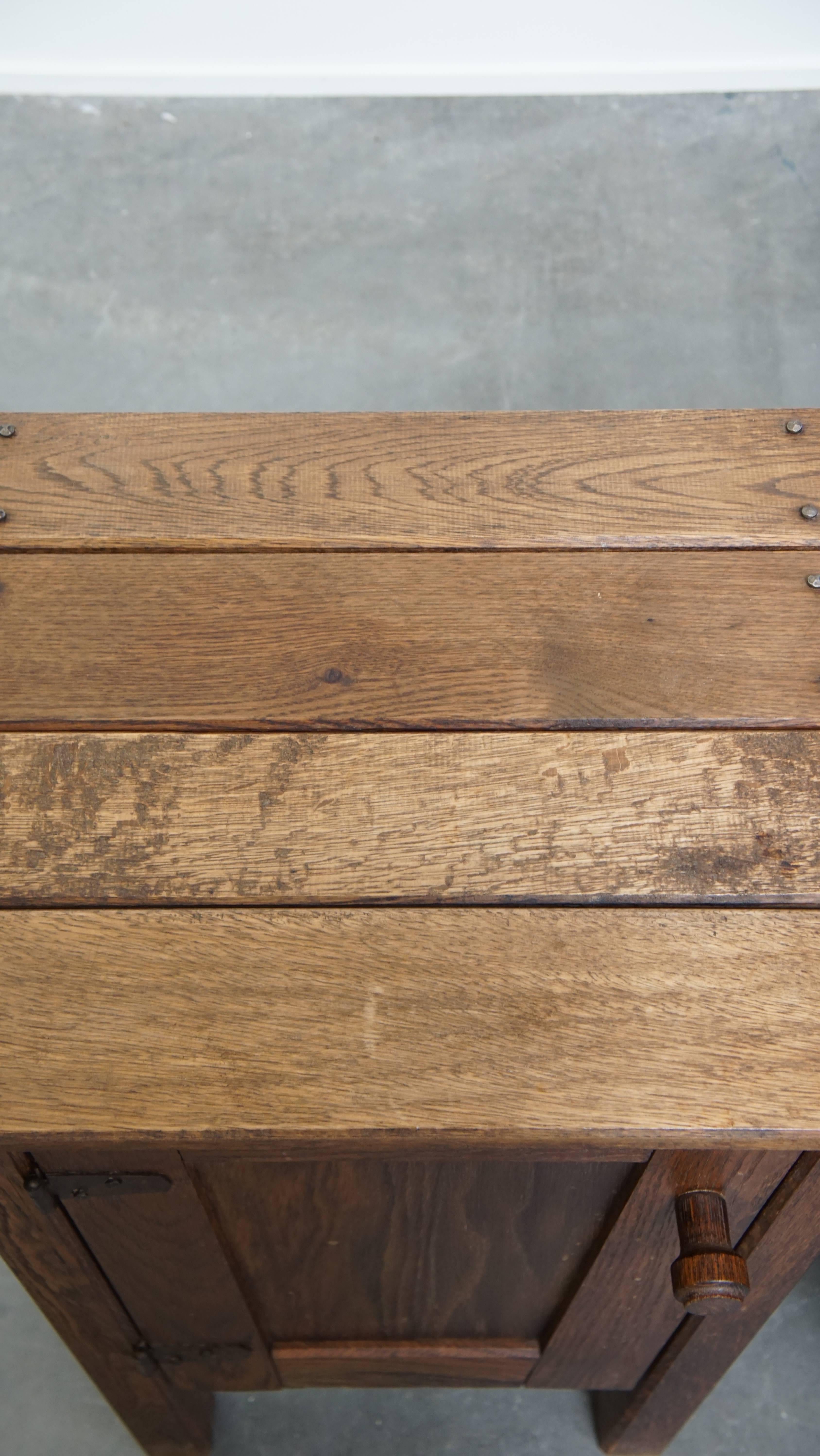 20ième siècle Ensemble de 2 tables de chevet / tables de nuit vintage en chêne en vente