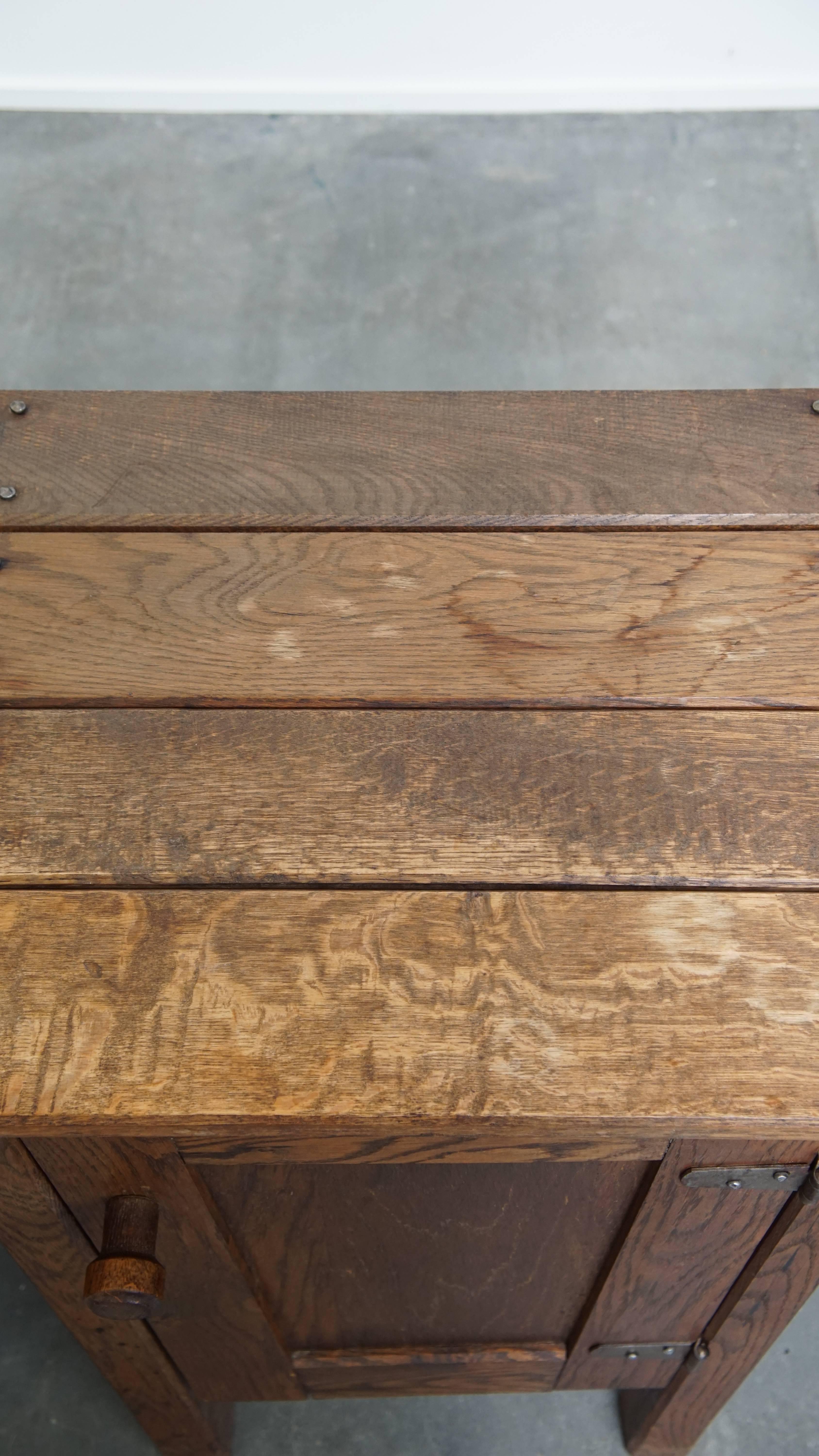 Bois Ensemble de 2 tables de chevet / tables de nuit vintage en chêne en vente