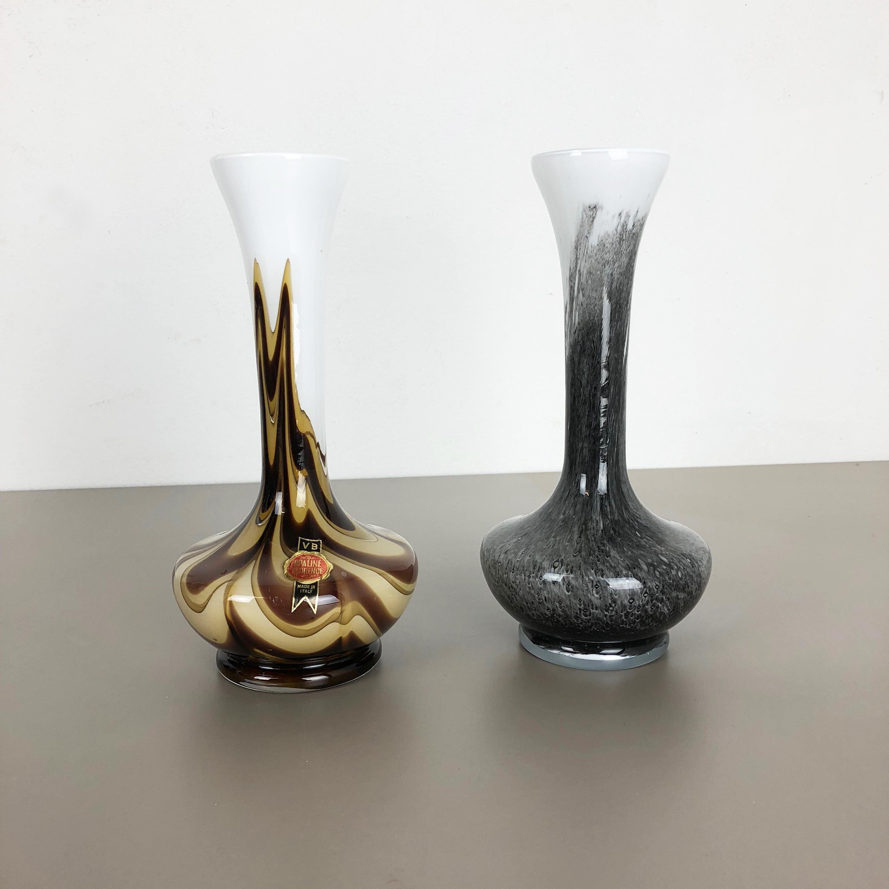Artikel:

Pop Art Vase 2er Set


Produzent:

Opalin Florenz


Jahrzehnt:

1970s.


Beschreibung:

Originales mundgeblasenes Vasen-Set aus den 1970er Jahren, hergestellt in Italien von Opaline Florence. Hergestellt aus hochwertigem italienischem