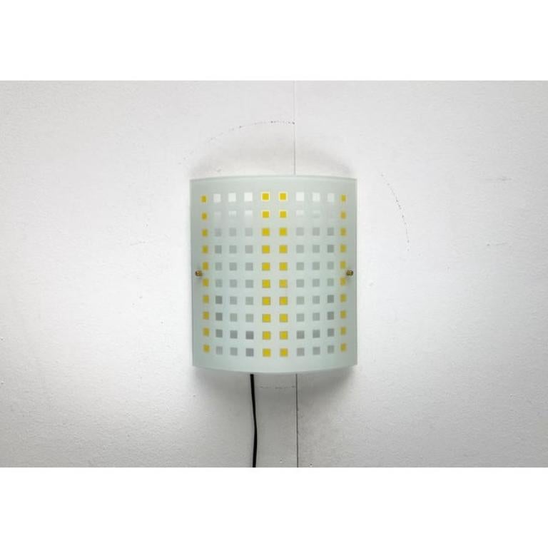 Lampade da parete in vetro postmoderne vintage di DIY Light, anni '80, set di 2, in ottime condizioni. Progettato tra il 1980 e il 1989 Questo pezzo ha un marchio di attribuzione, Up & Up 250V (Europe/UK Standard). Il cablaggio di questo articolo